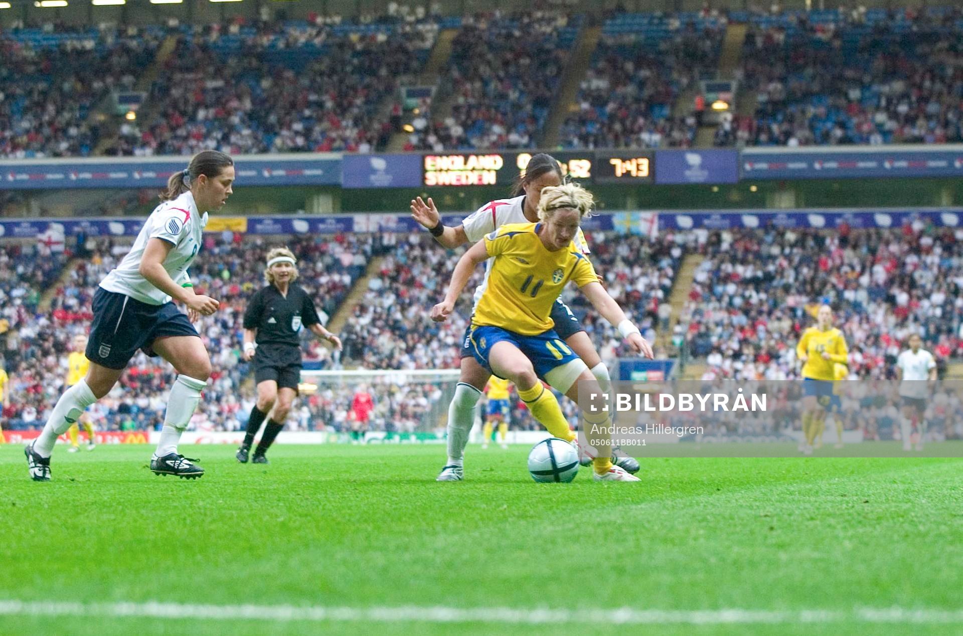 Victoria Svensson dribblar bort Faye White och Alex Scott