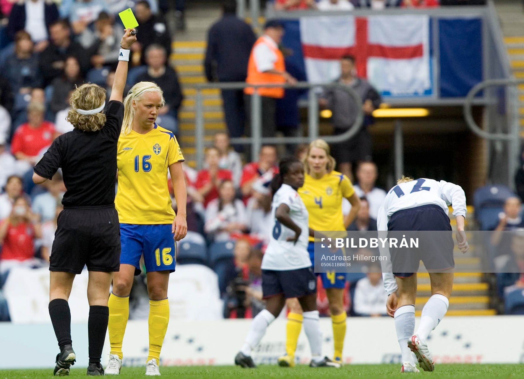 Caroline Seger får gult kort efter en fight mot Kelly Smith.