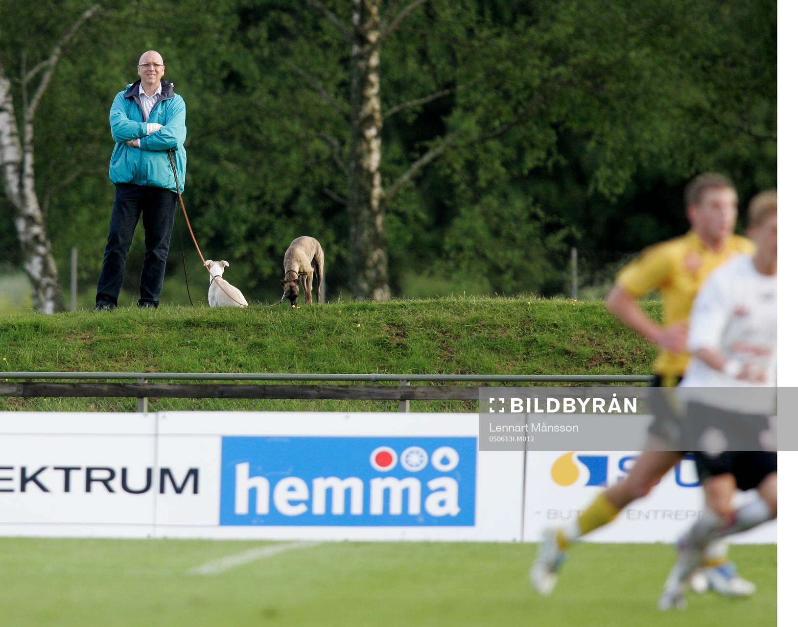 Stefan Olsson med hund och Spektrum reklamskylt