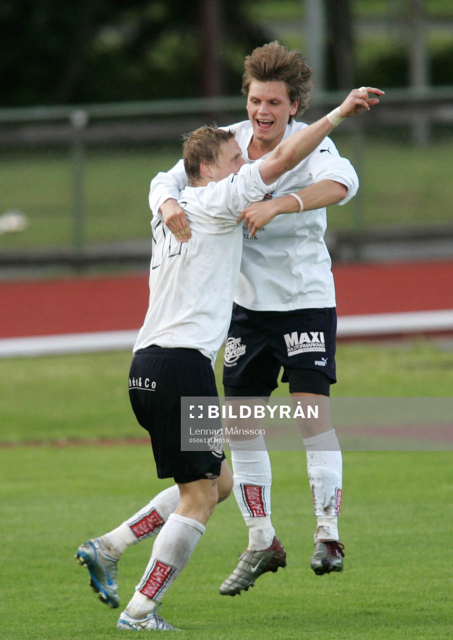0-1, Niklas Moberg, som jublar, grattas av Emil Nilsson.
