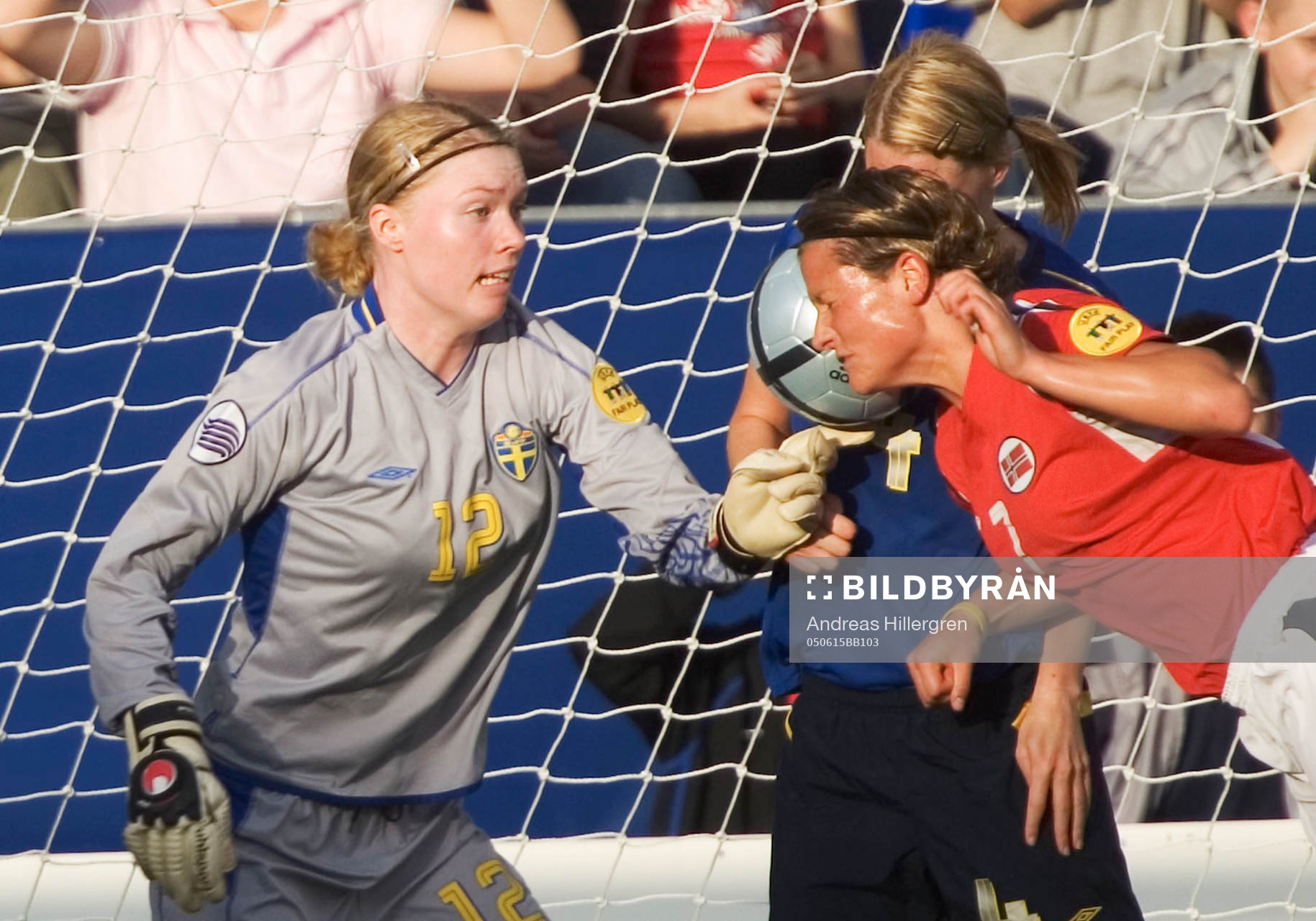 Hedvig Lindahl, målvakt, Sverige räddar Trine Rœnnings
