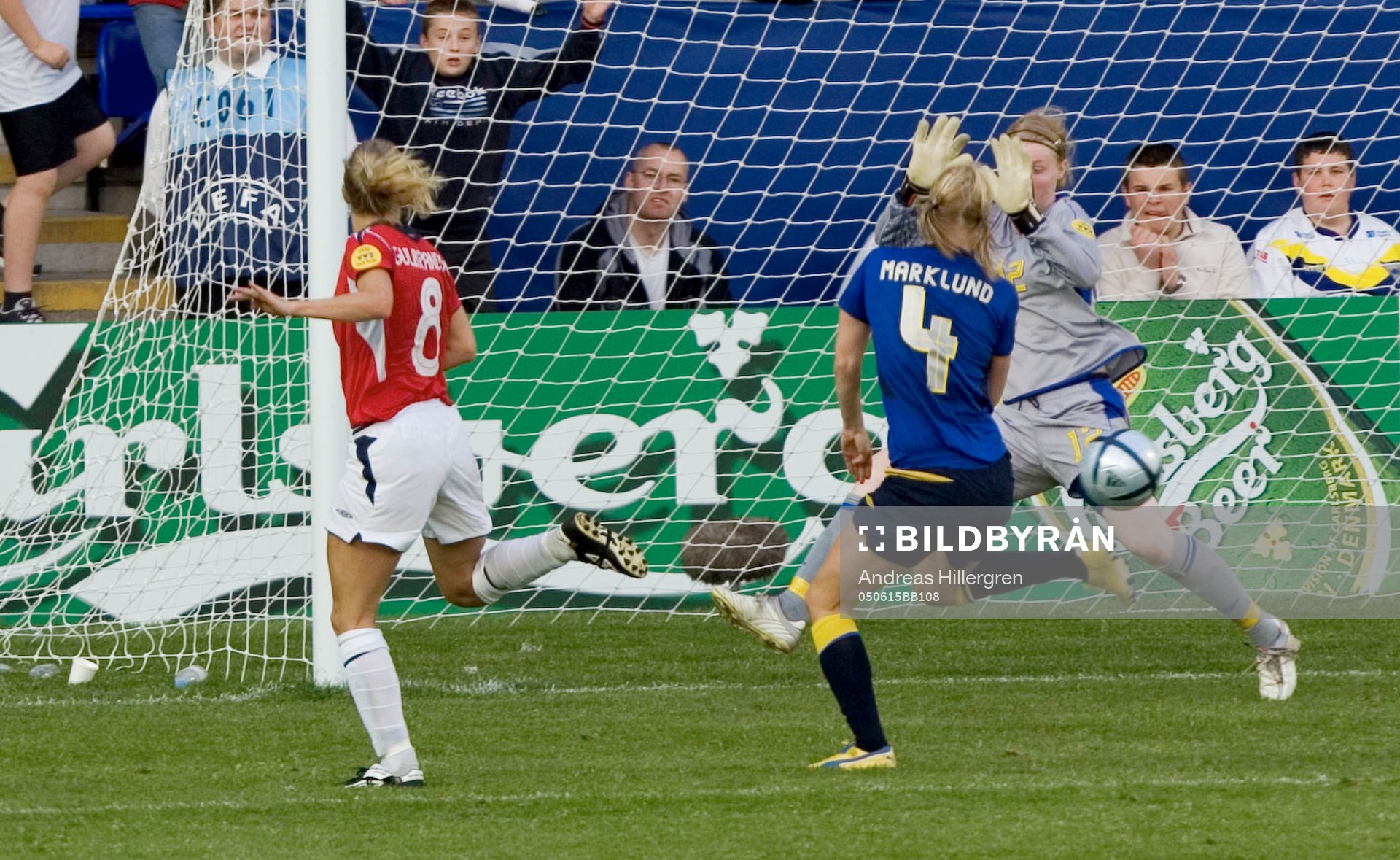 Solveig Gulbrandsen, slår in Norges segermål 3-2 bakom