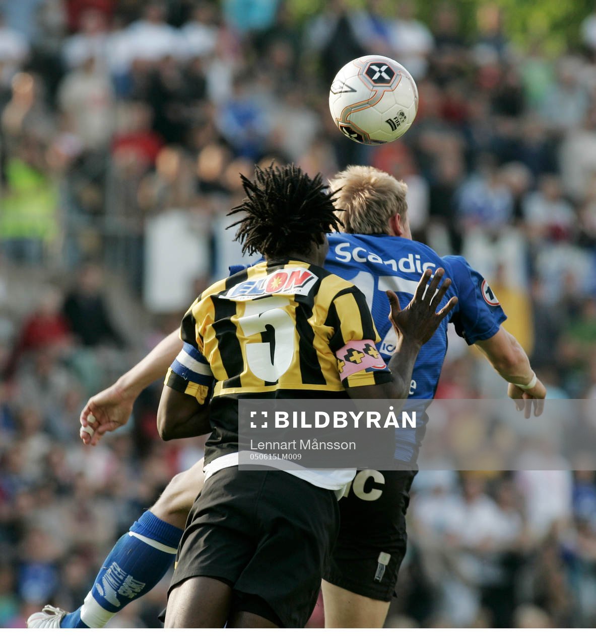 Jimmy Dixon trycker till Patrik Ingelsten i ryggen i en