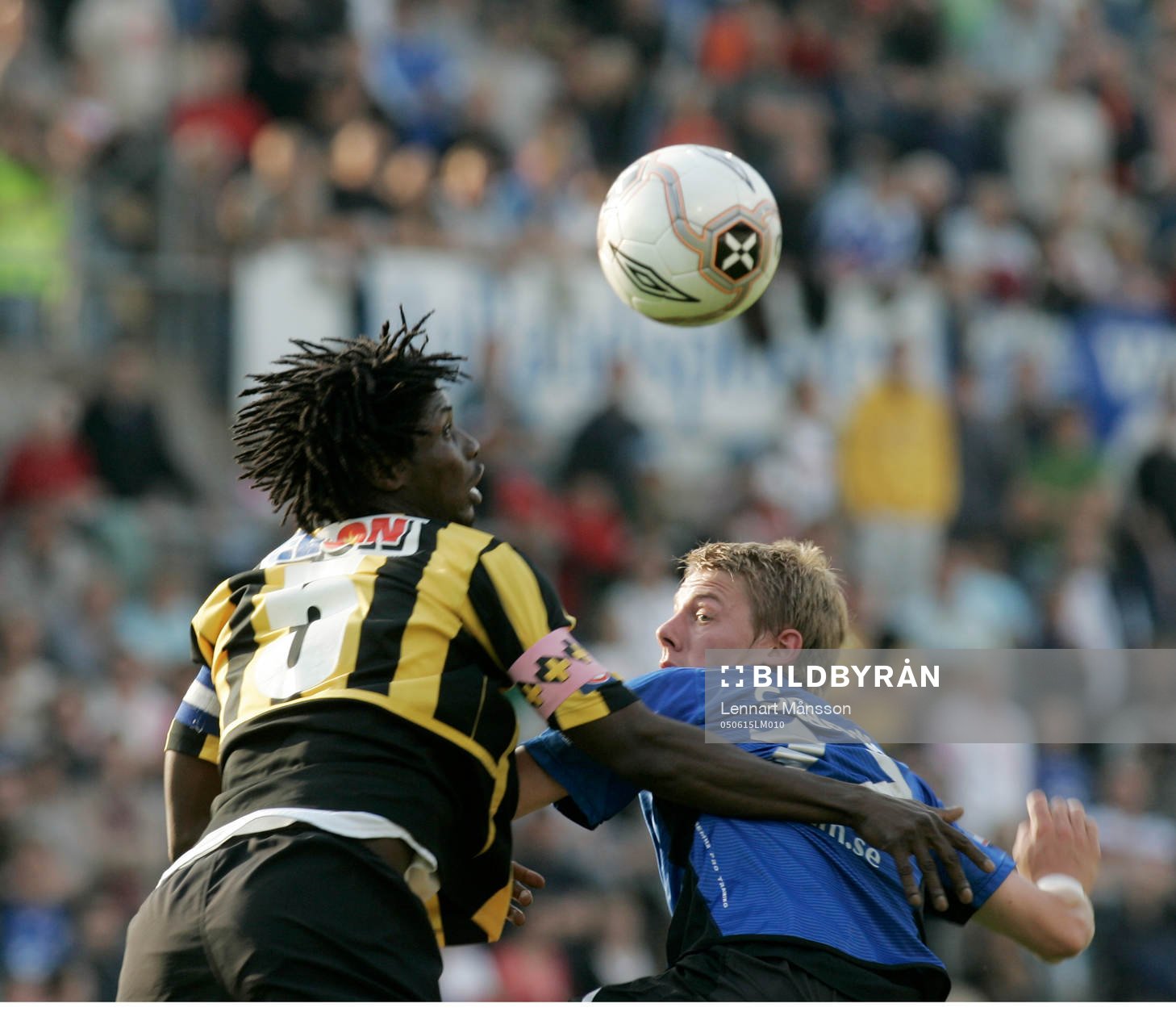 Jimmy Dixon trycker till Patrik Ingelsten i ryggen i en