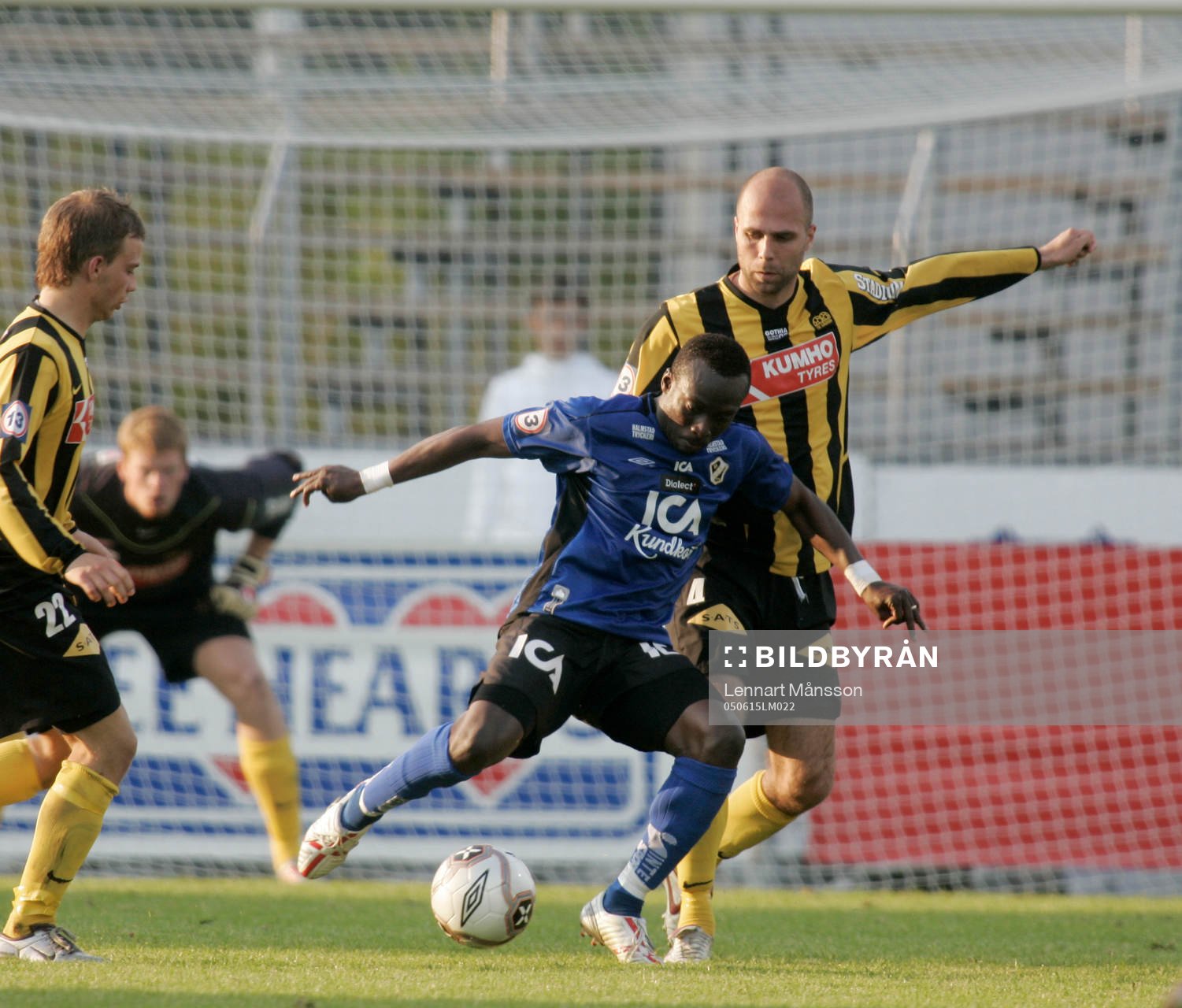 Yaw Preko täcker bollen för Ted Lucic