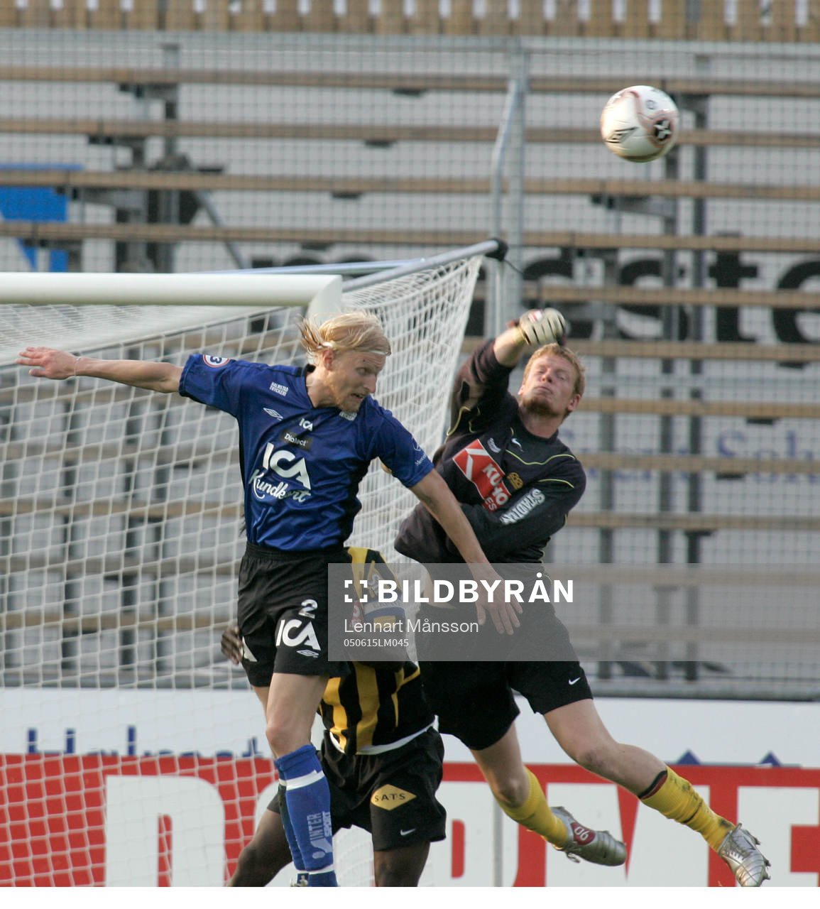 Christoffer Källqvist boxar bort framför Per Johansson