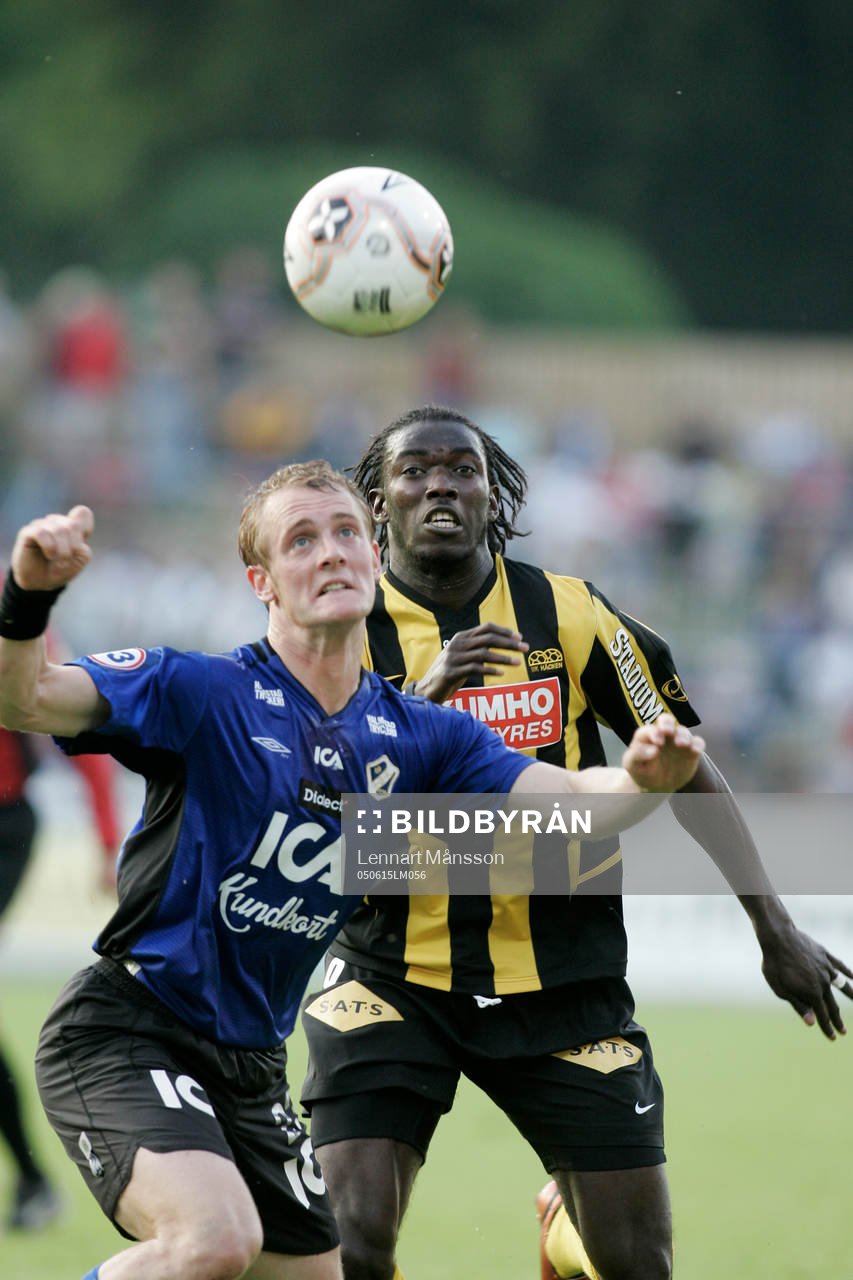 Emil Jensen mot Dioh Williams. Blicken på bollen