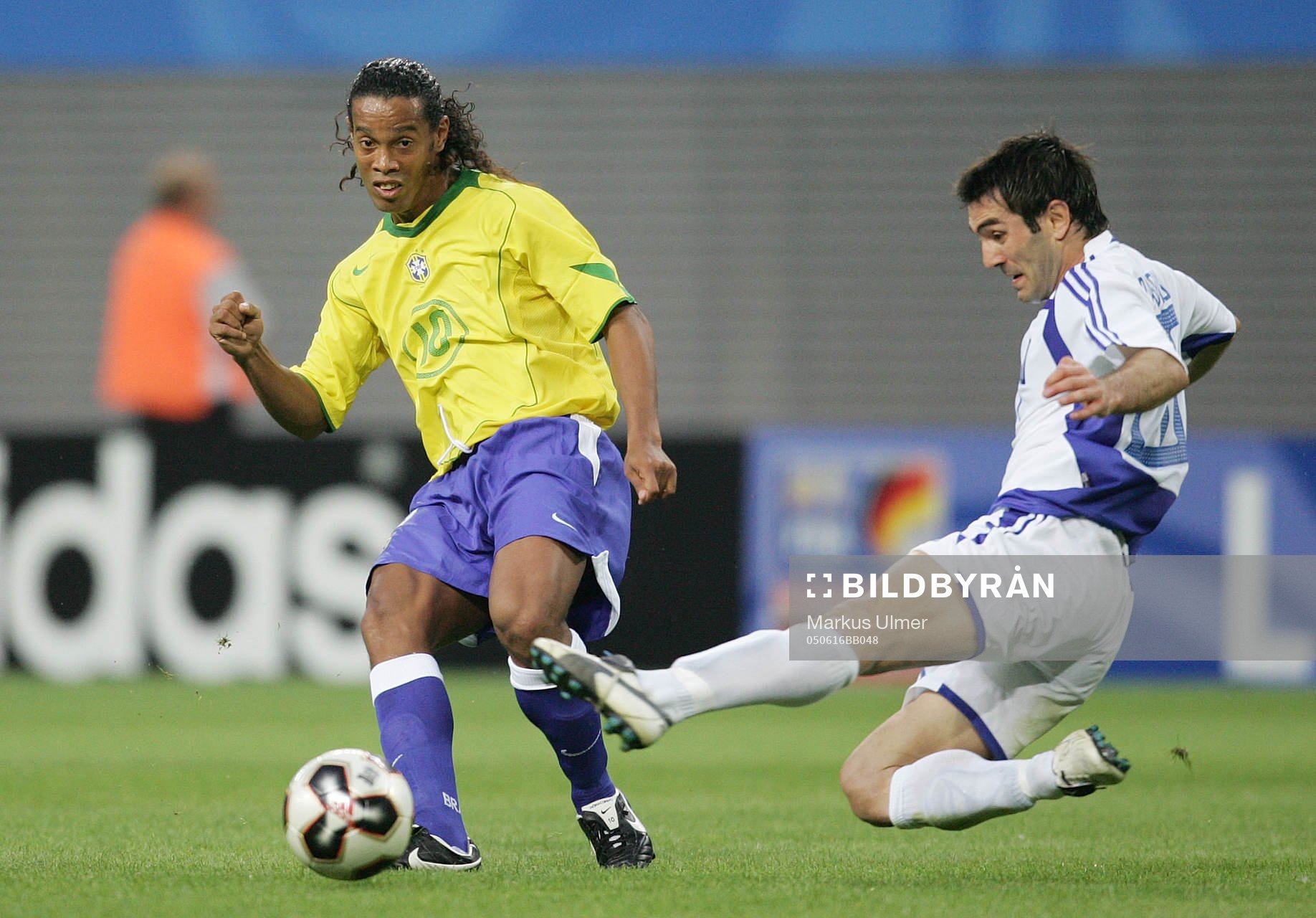  Ronaldinho (BRA links) och Georgios Karagounis (GRE)