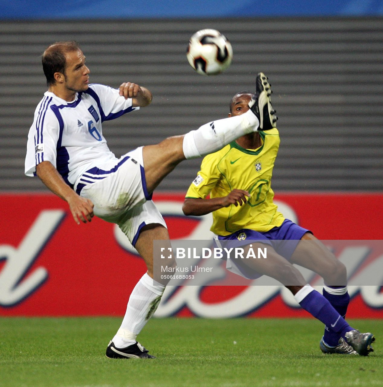  Angelos Basinas (GRE) och Robinho (BRA)