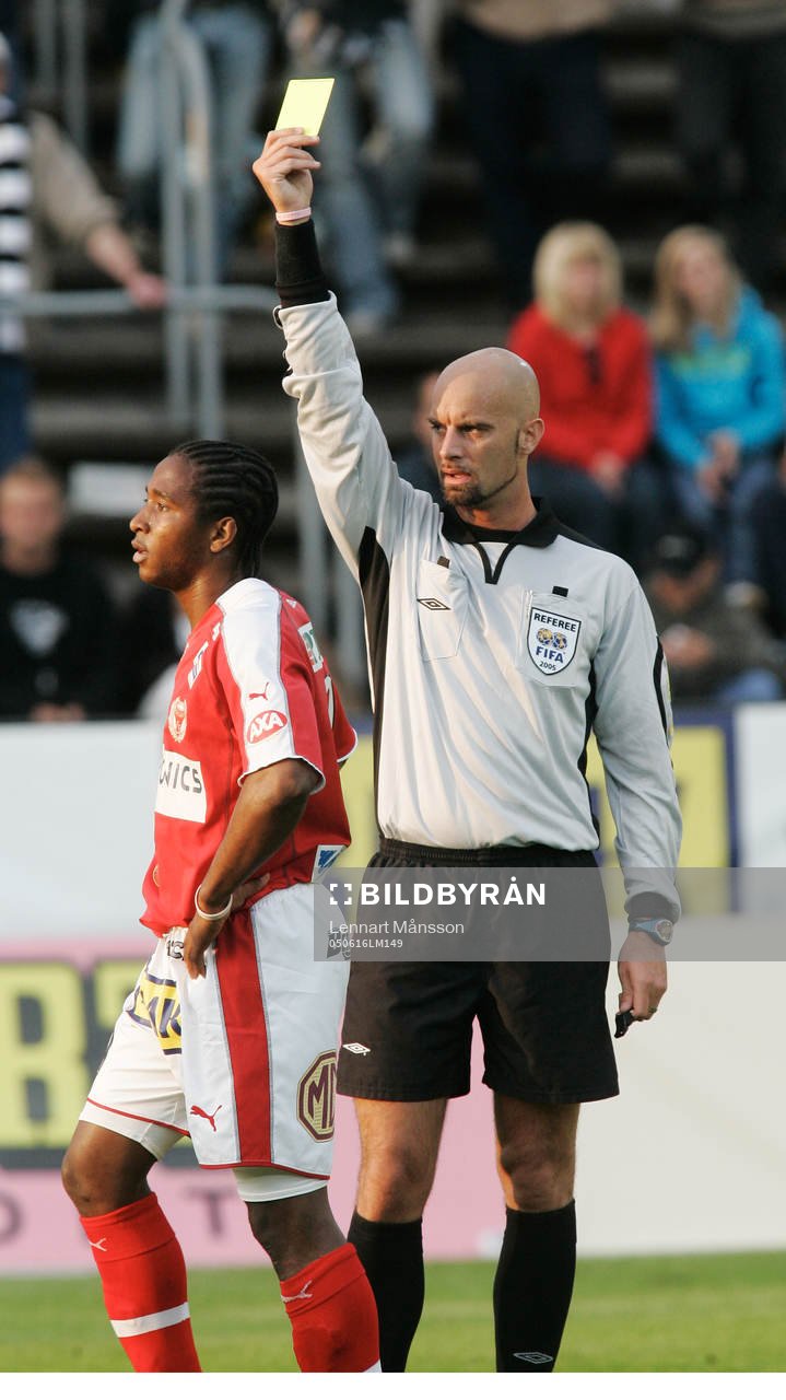 Stefan Johannesson, domare. Gult kort, varning