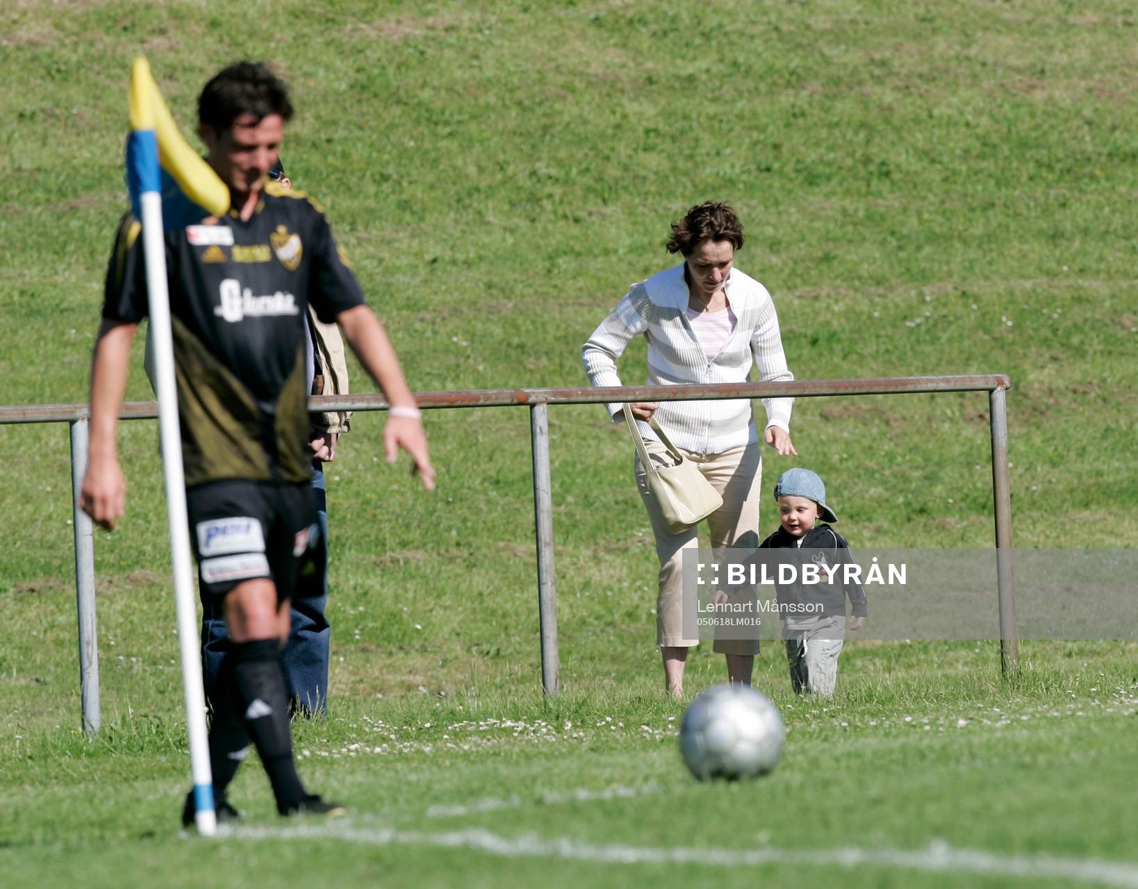 Ung supporter med mamma