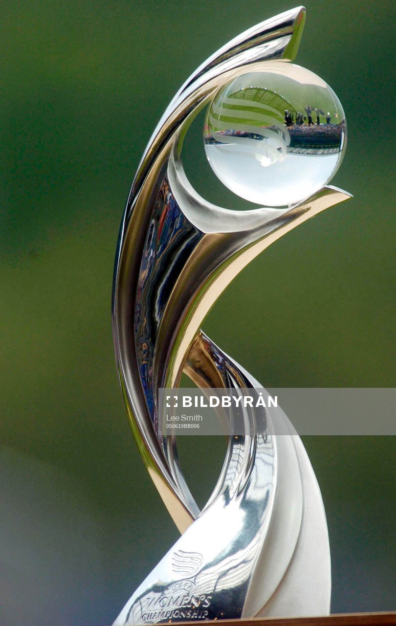 UEFA European Womens Football Championship Trophy. Trofé,