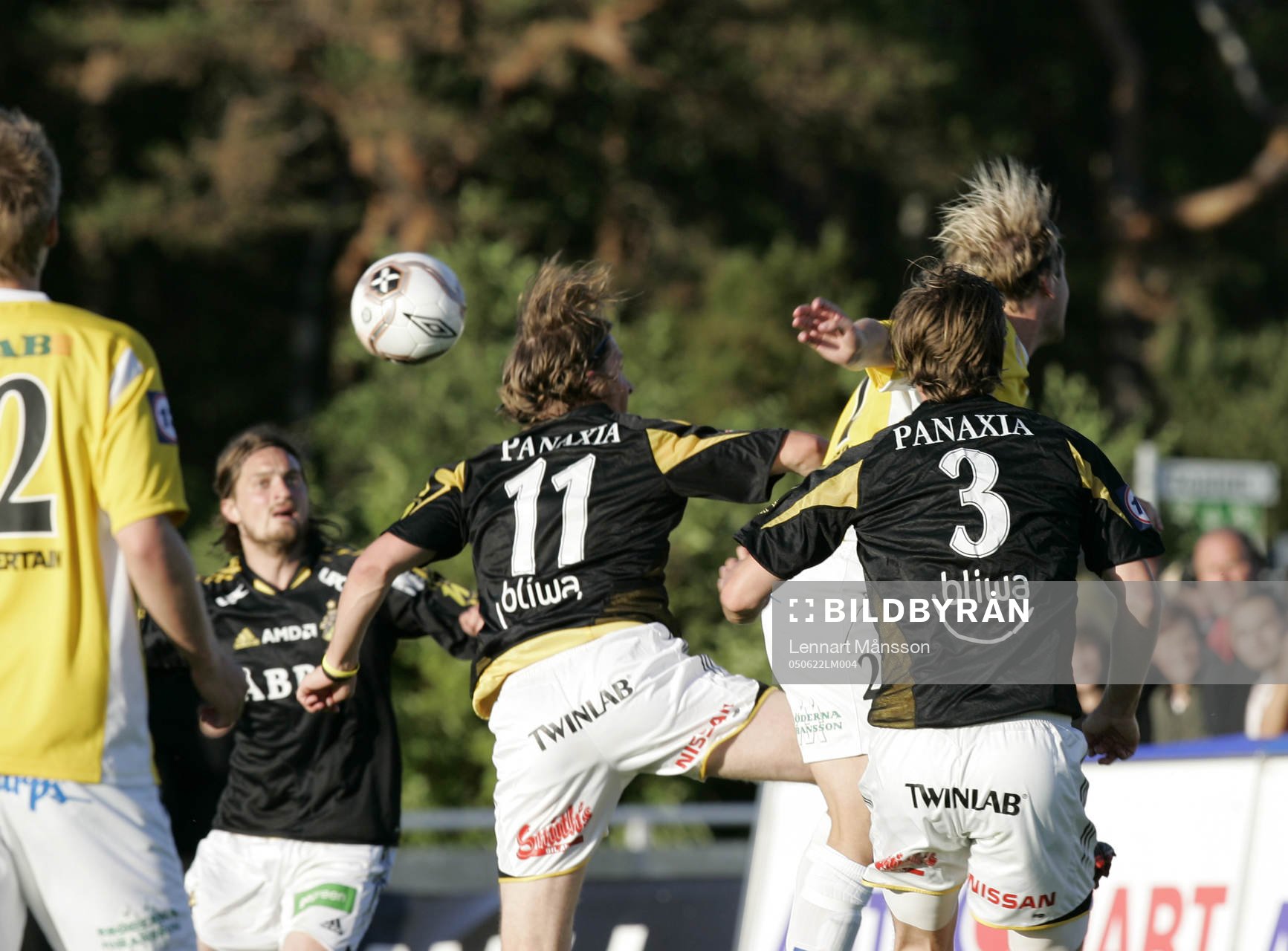 0-1, bollen går förbi Niklas Sandberg och Göran Marklund