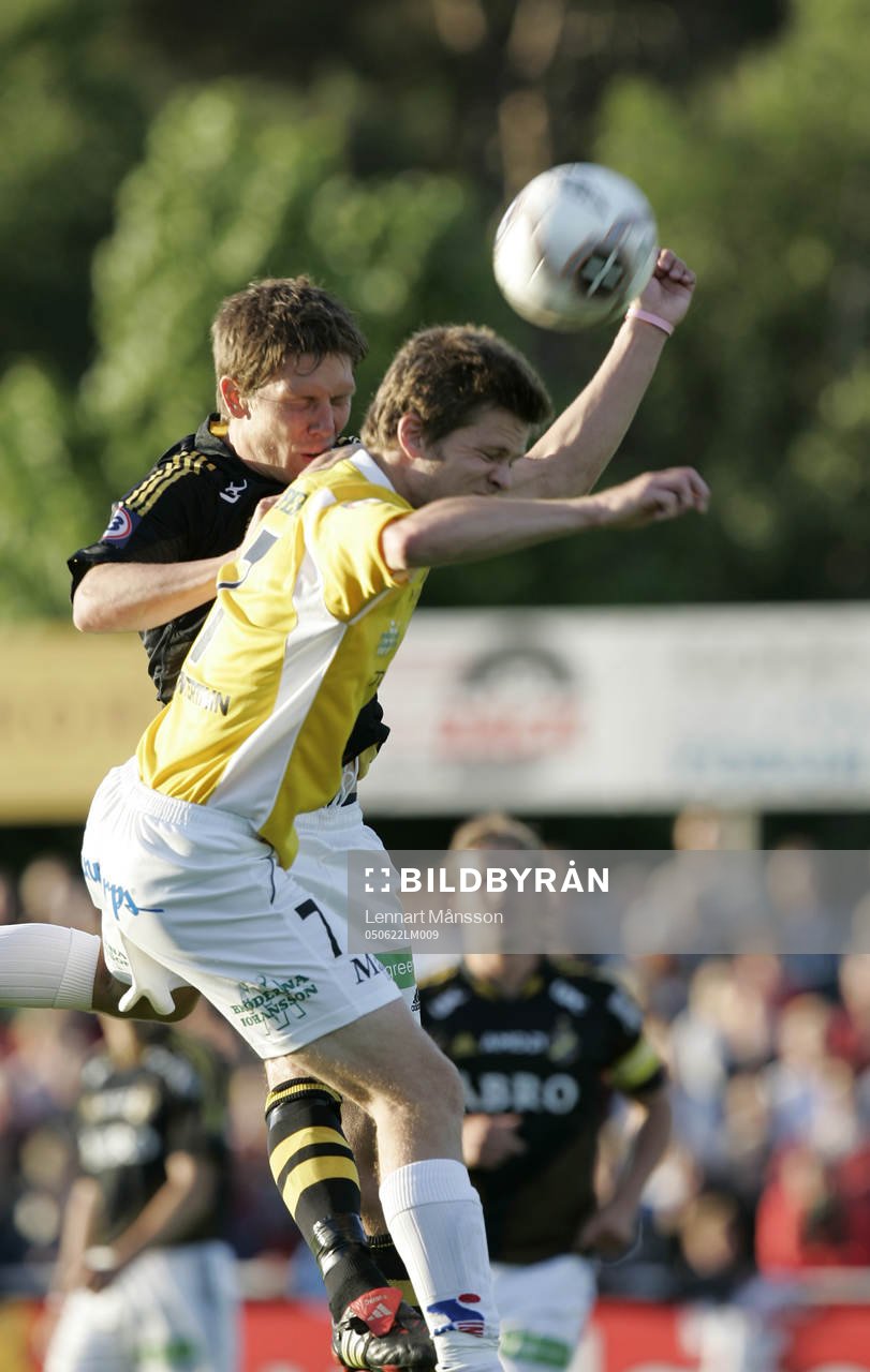 Dennis Östlundh nickduellerar med David Svensson