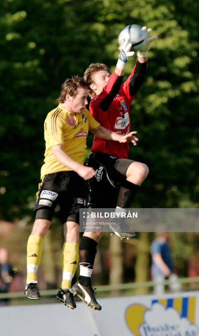 Roger Christenson, målvakt, Ängelholm, mot Johan Persson,