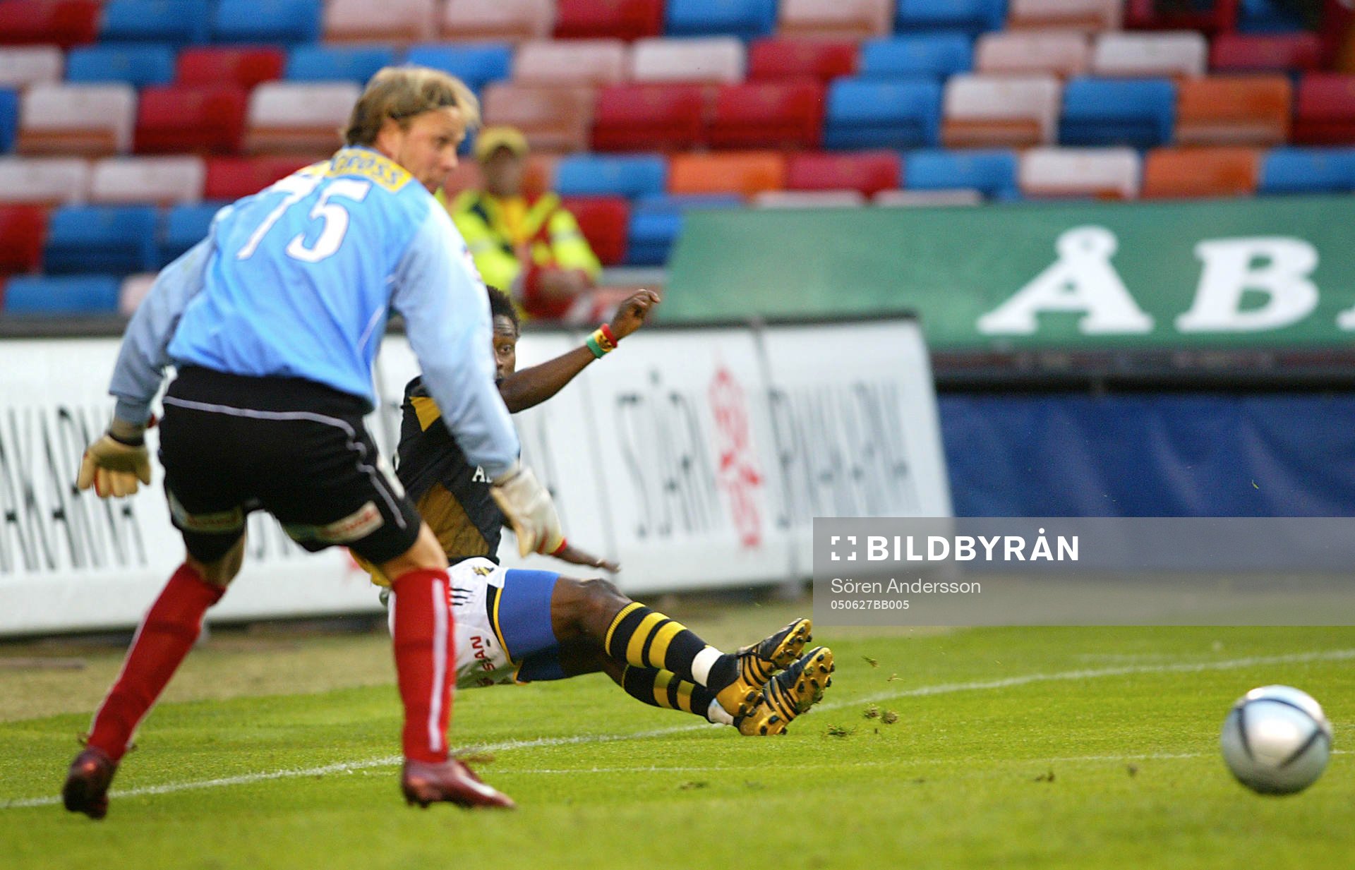 Fotboll, superettan, AIK - Öster: Derek Boateng, AIK vid det bortdömda målet och Björn Stringheim, målvakt, Öster.