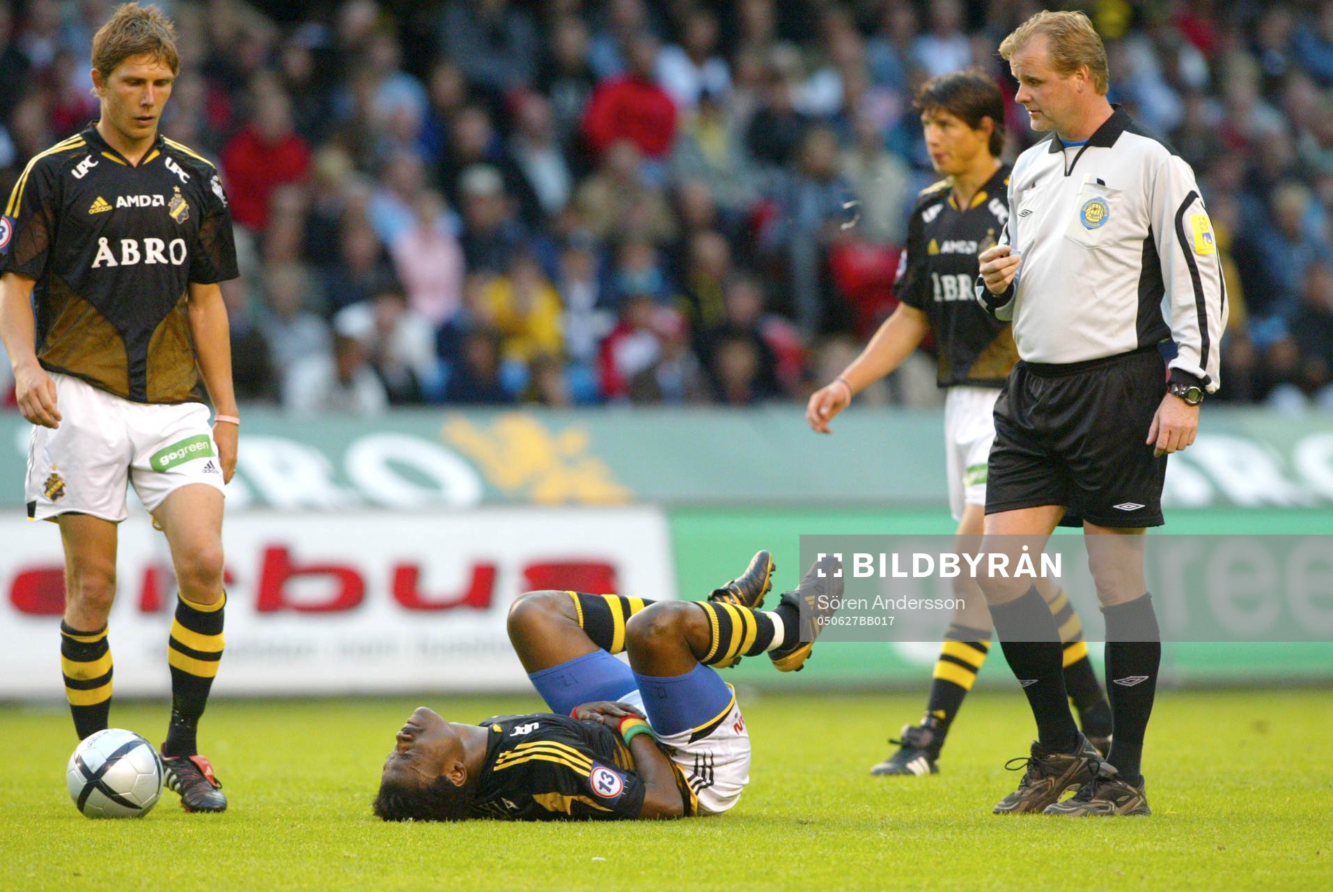 Derek Boateng, AIK och Johnny Lundbäck, domare