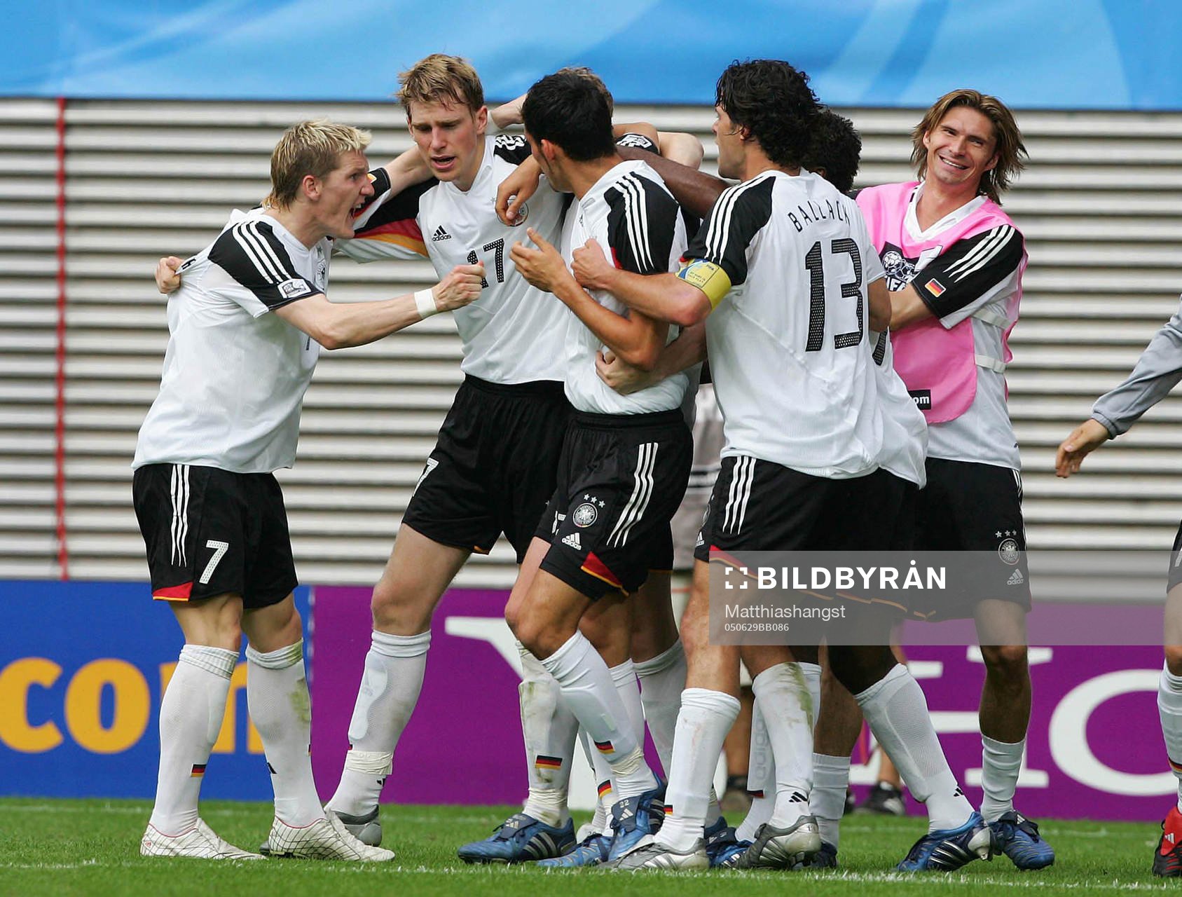  Bastian Schweinsteiger, Per Mertesacker, Robert Huth, Kevin Kuranyi, Michael Ballack, Thomas Brdaric, Tyskland, jubel efter 3-2.