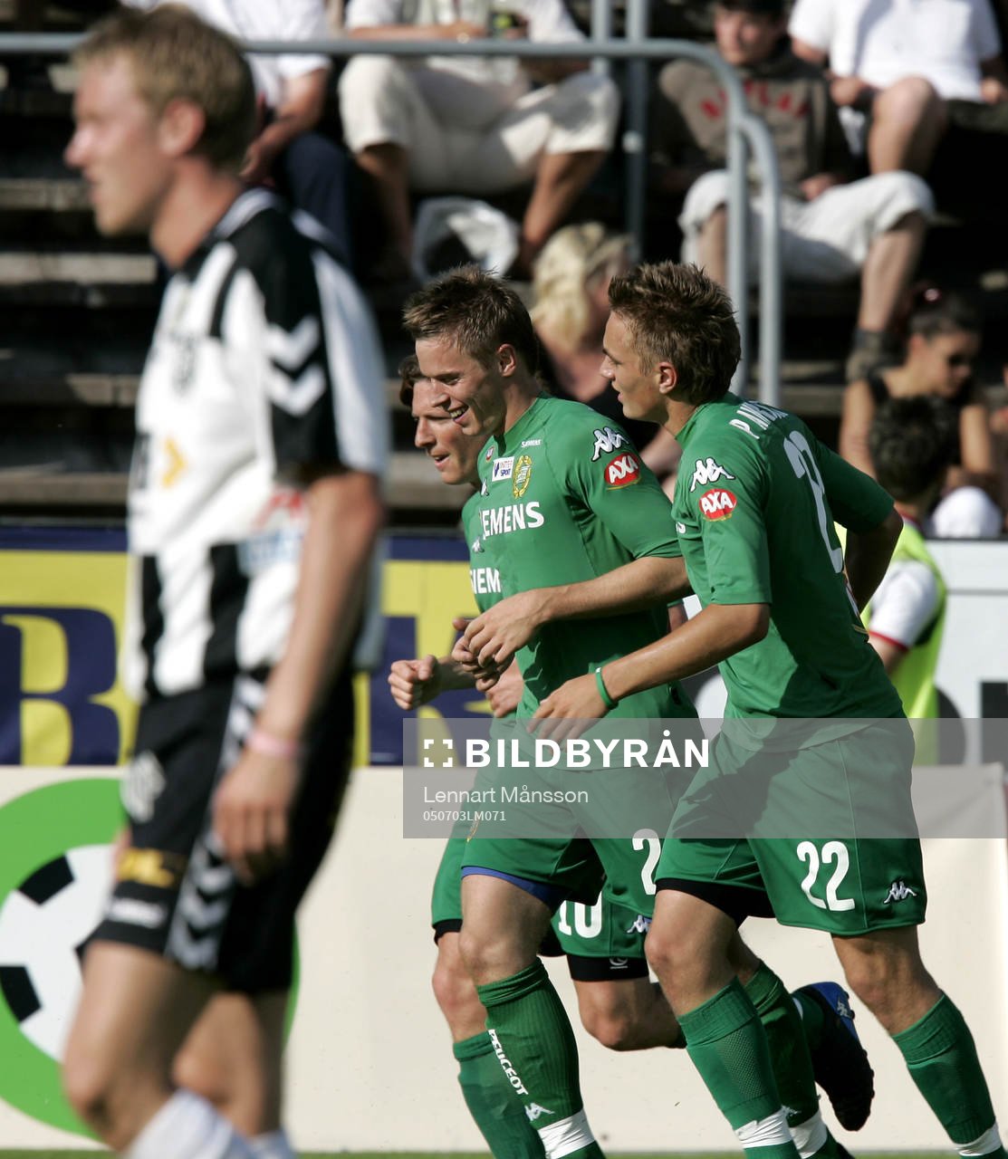 0-2, David Johansson, som grattas, medan BoIS-aren deppar