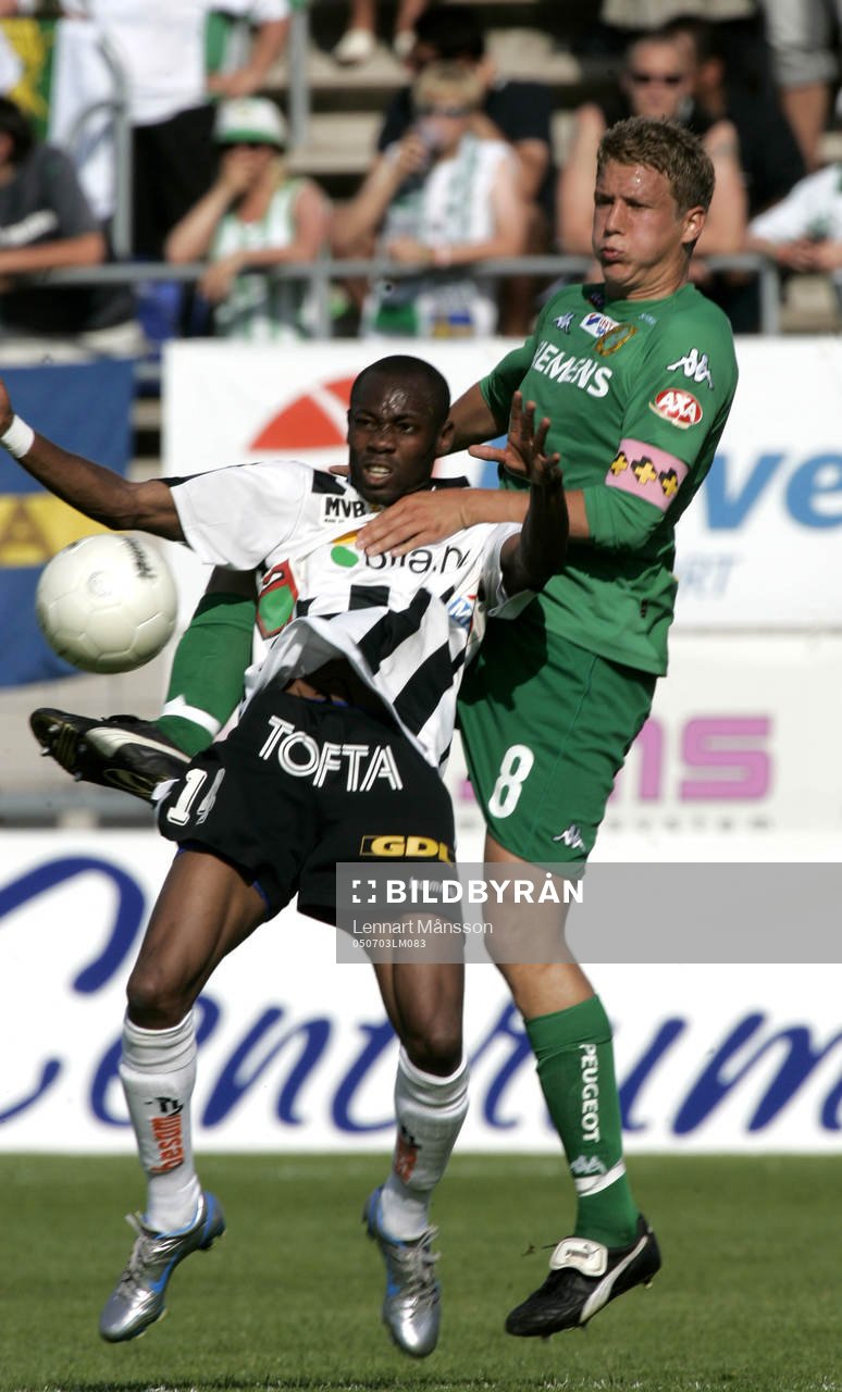 Patrik Gerrbrand trycker till Kevin Amuneke