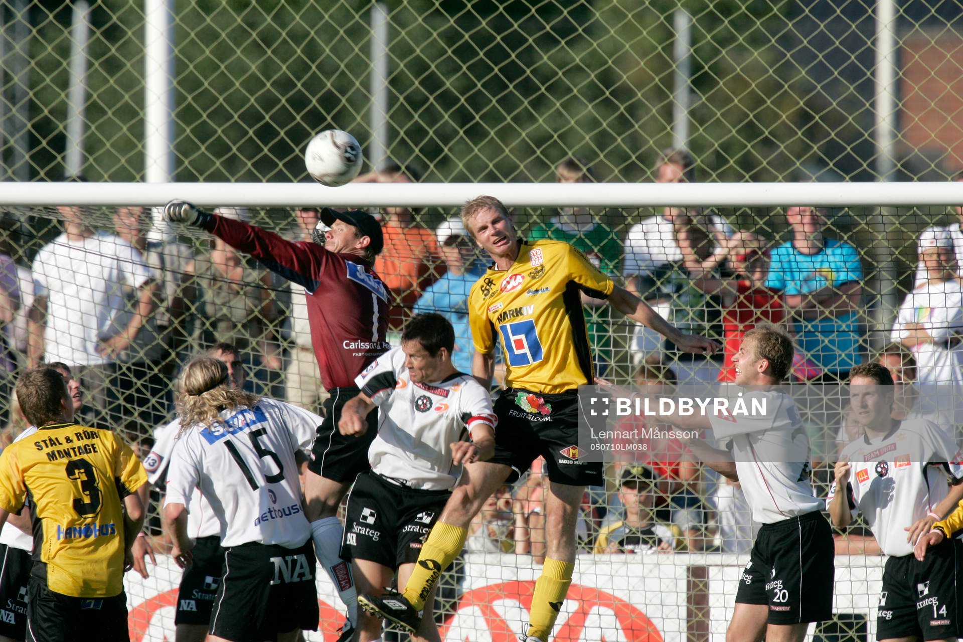 Peter Westman, målvakt, Örebro, boxar ut bollen