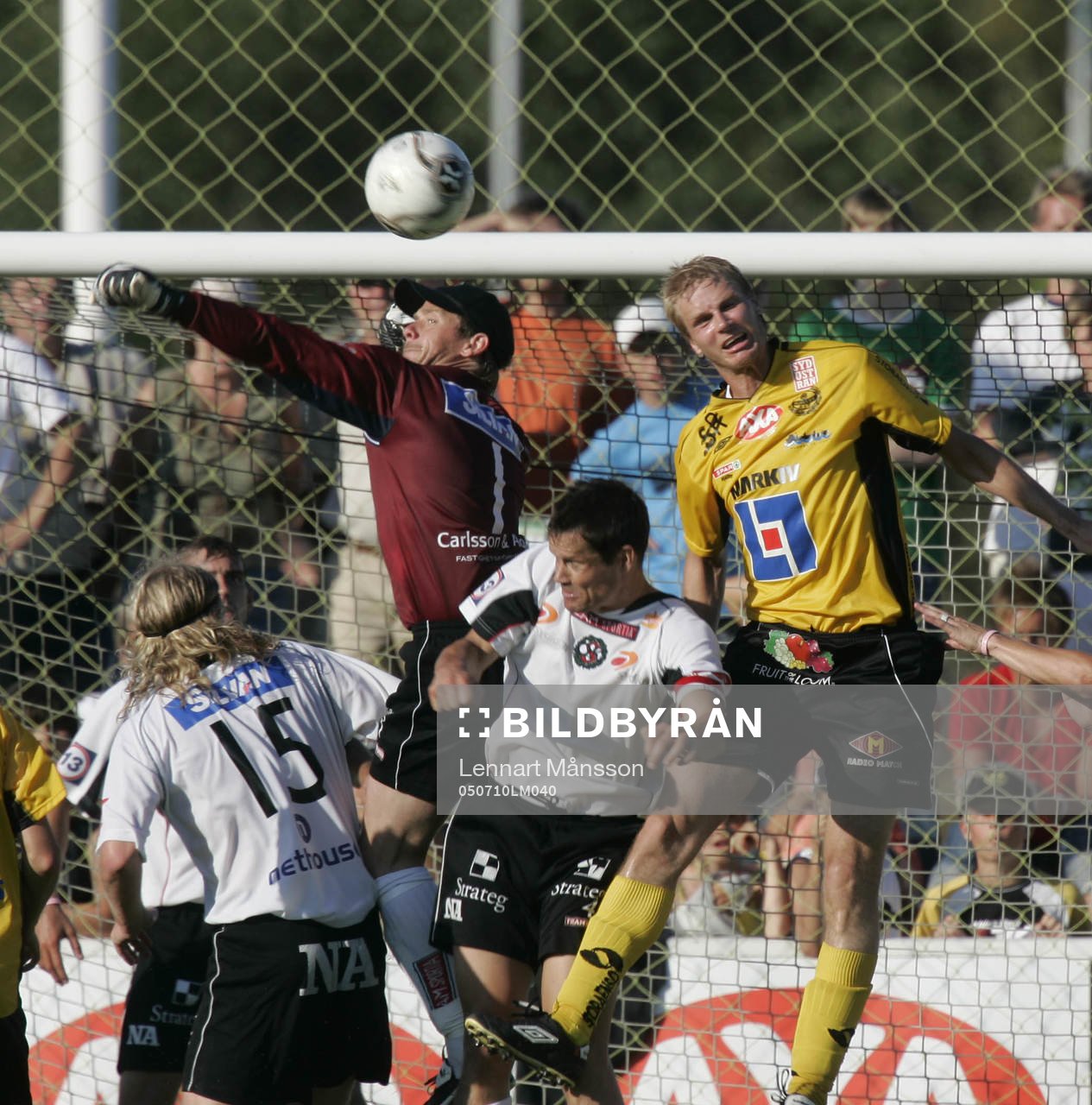 Örebro-målvakten Peter Westman boxar bort framför Simon