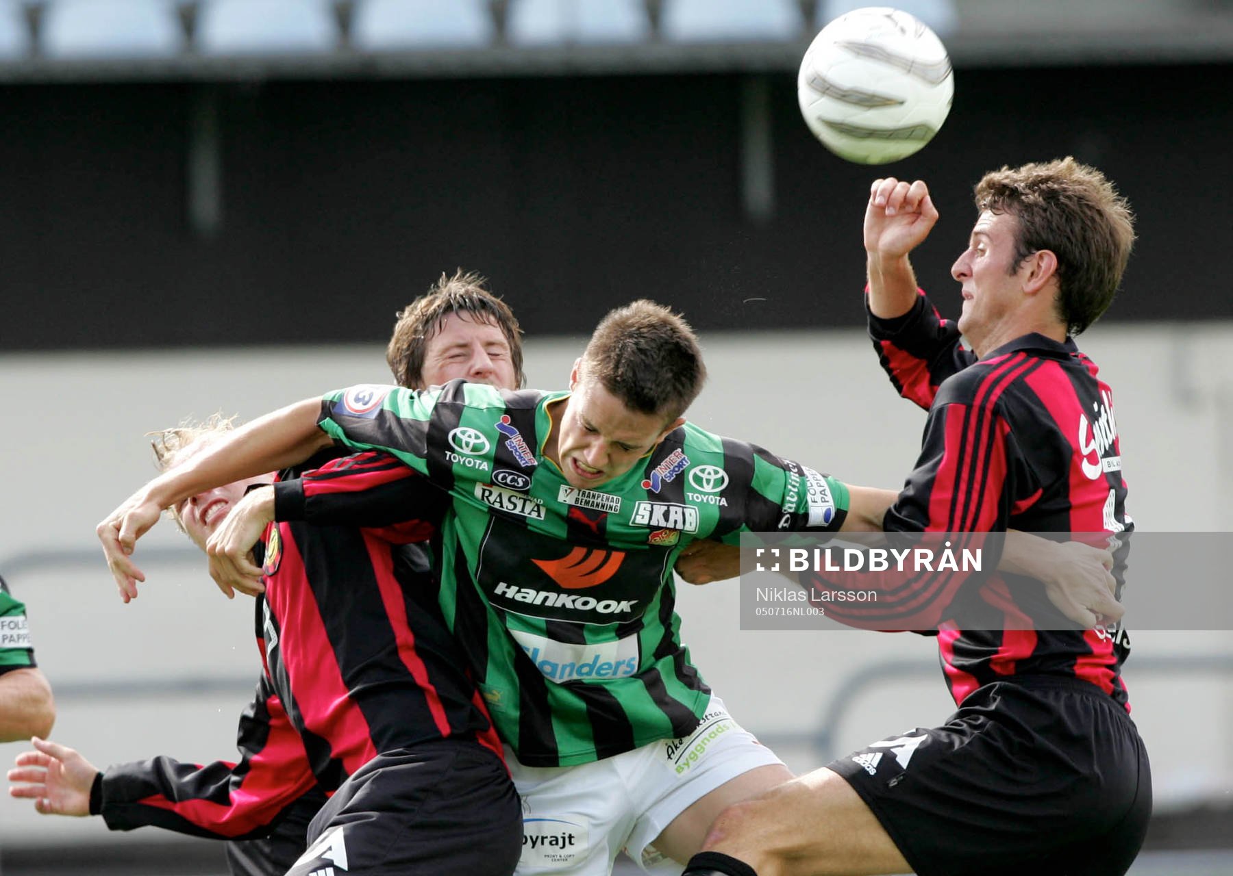 Fotboll, Superettan, GAIS-Brommapojkarna: Andreas Tobiasson, GAIS stoppas av Richard Henriksson och Olof Guterstan i Brommapojkarna.