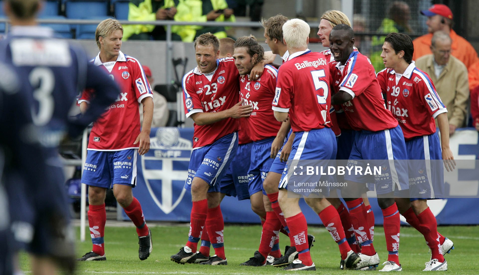 1-0 Peter Graulund, som grattas av Erik Wahlstedt. Jubel