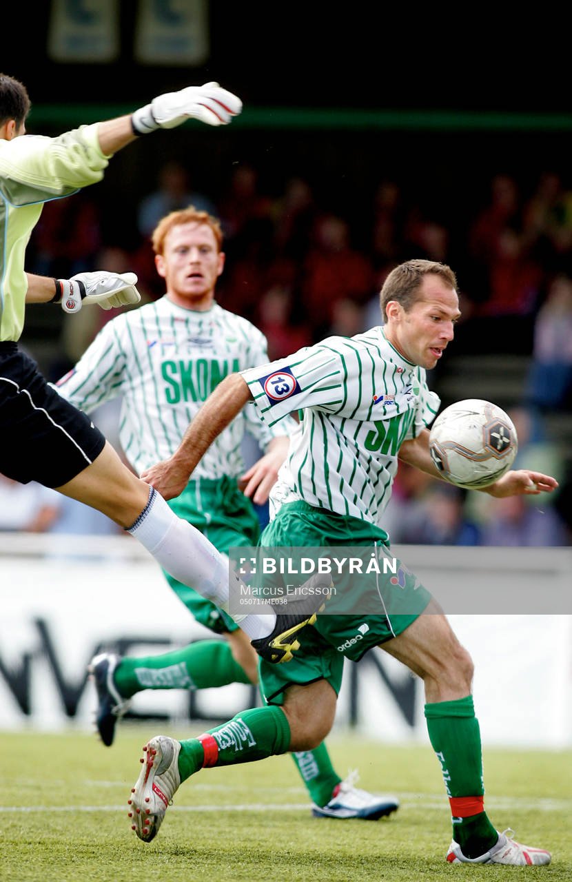 Henrik Andersson kommer förbi Bodens målvakt och gör