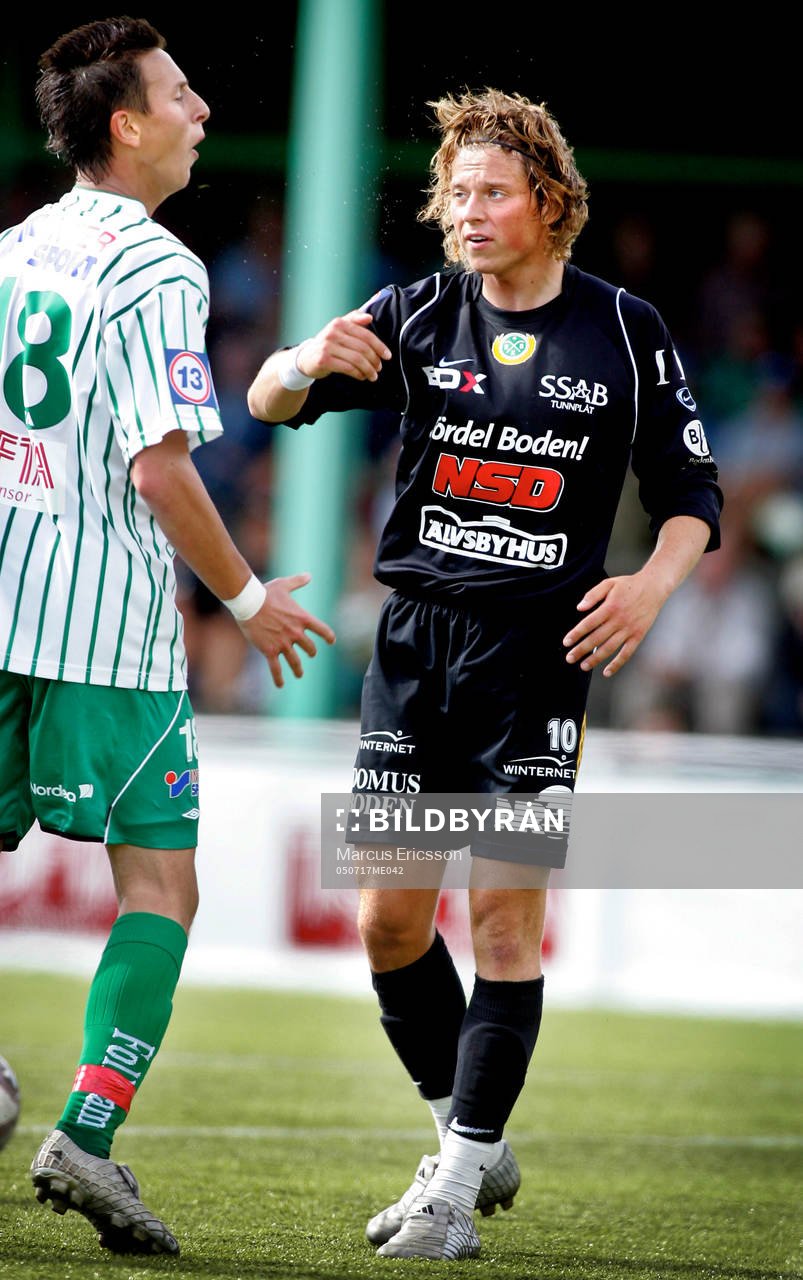   Martin Smedberg, Frölunda försöker prata med Peter Gitzélov, Boden efter kapningen men Martin får sig en smäll i ansiktet istället.