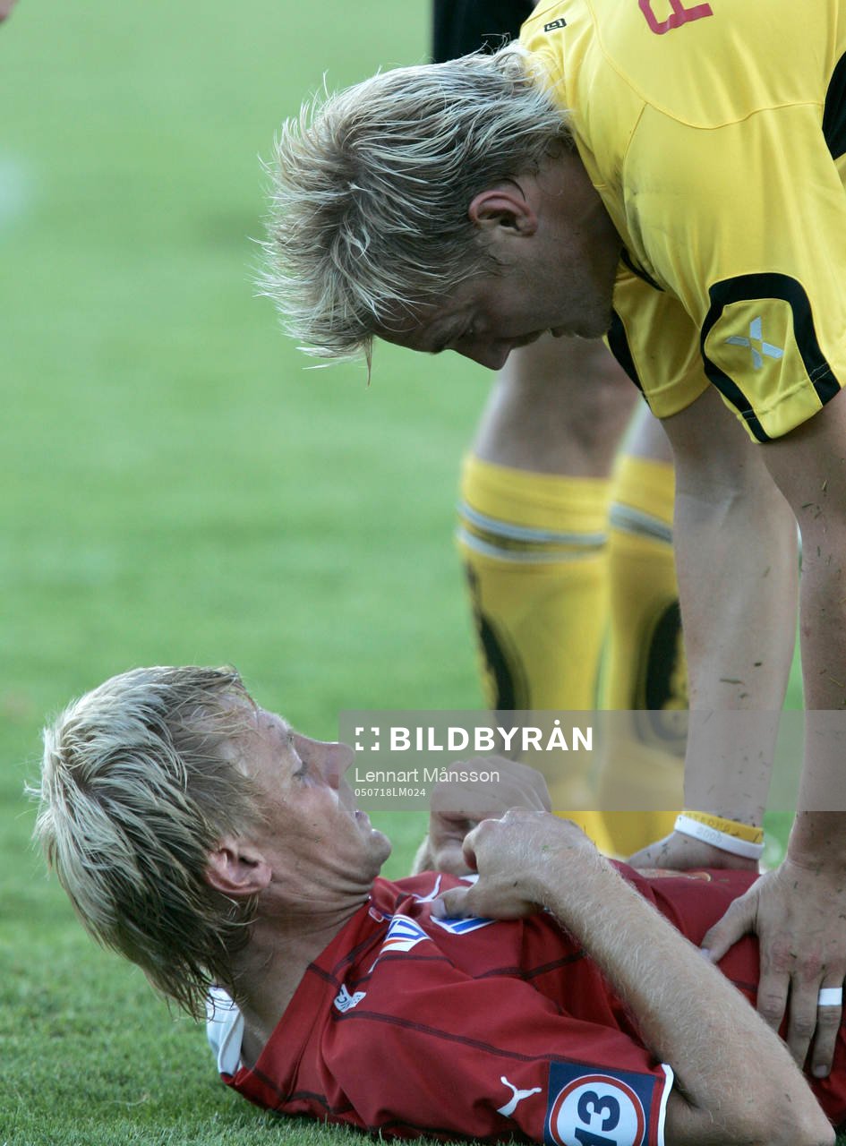  Patrik Rosengren, Kalmar, klappas om av Mathias Svensson, Elfsborg.