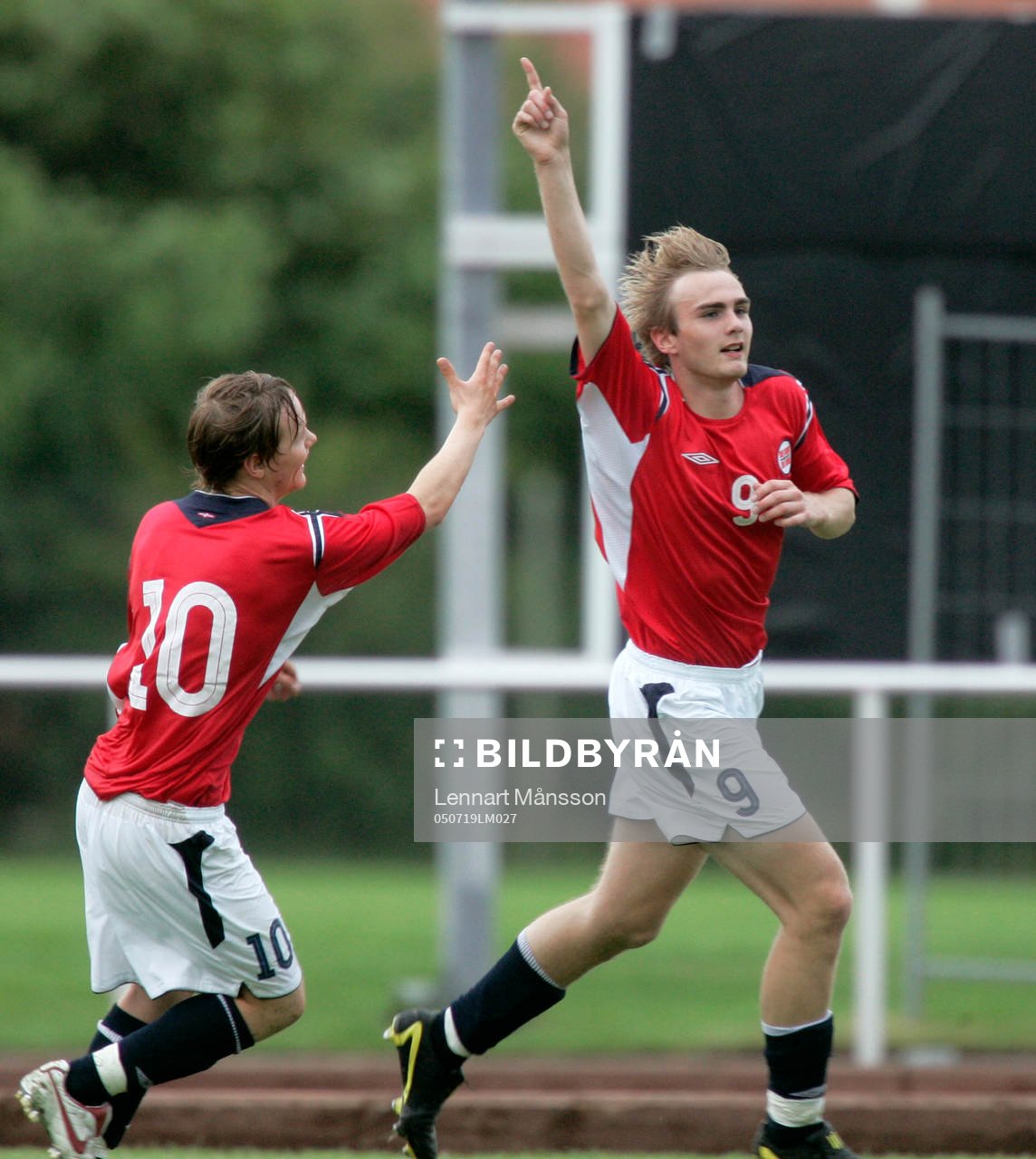 Bard Tommy Karstensen (9) och Örjan Röyrane, Norge. Jubel