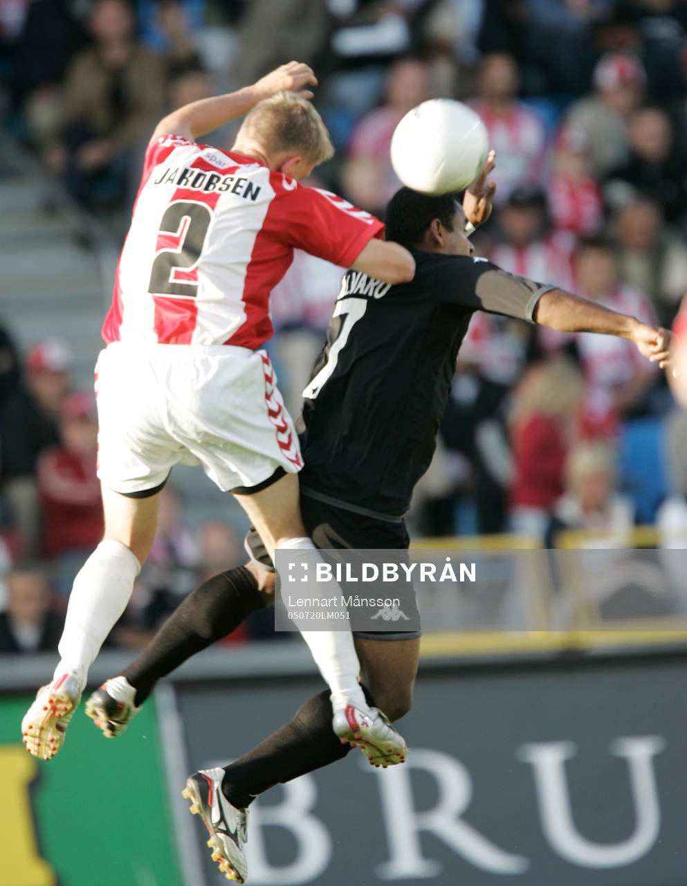 Armbåge i ryggen, ruff på Alvaro Santos