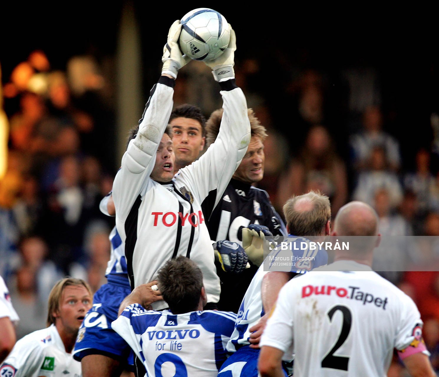 Mattias Hugosson, målvakt Gefle plockar ned bollen