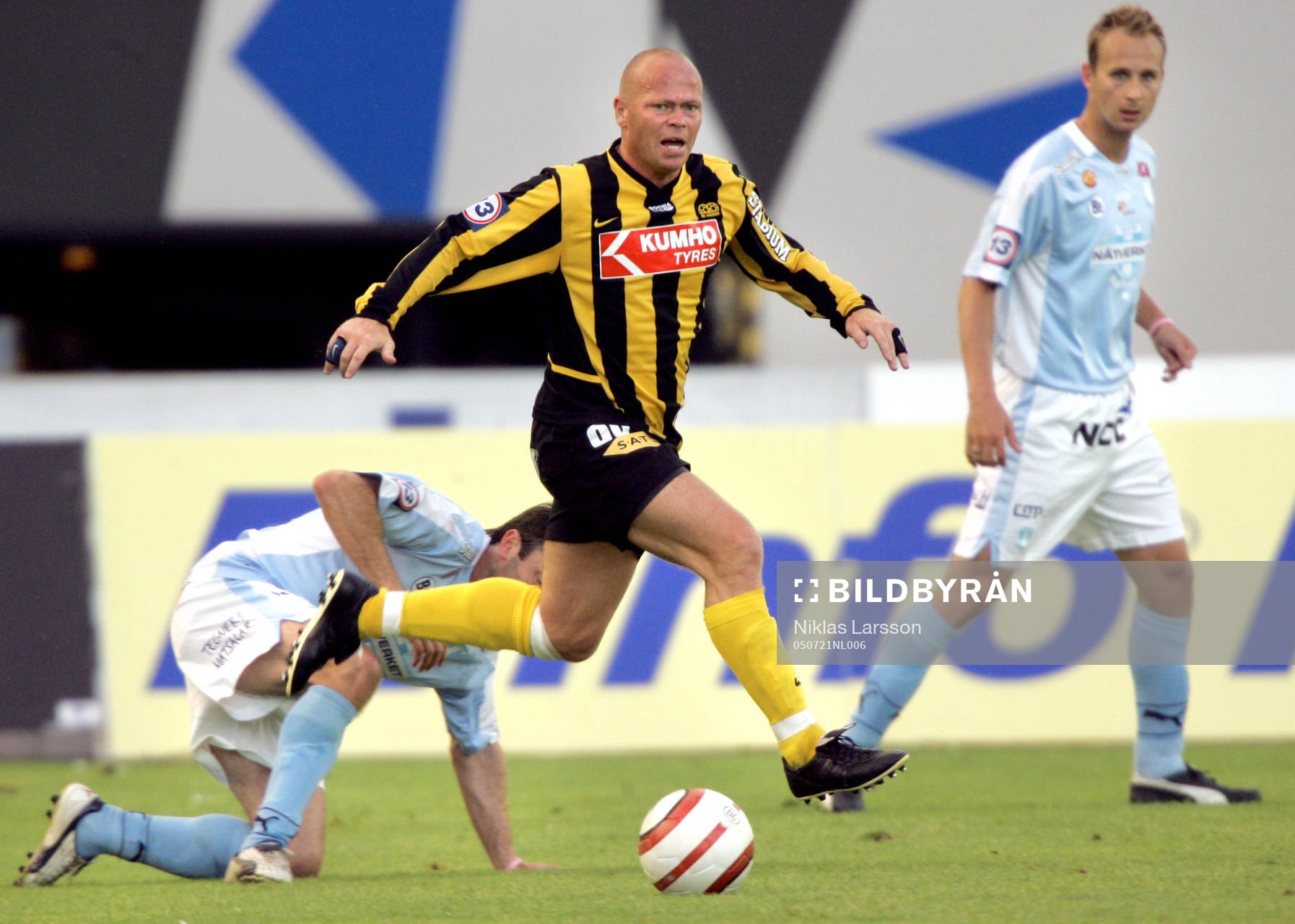 Fotboll, Allsvenskan, H‰cken-Malmˆ: Stig Tˆfting, H‰cken och Jon Inge Hˆiland, Malmˆ i bakgrunden.