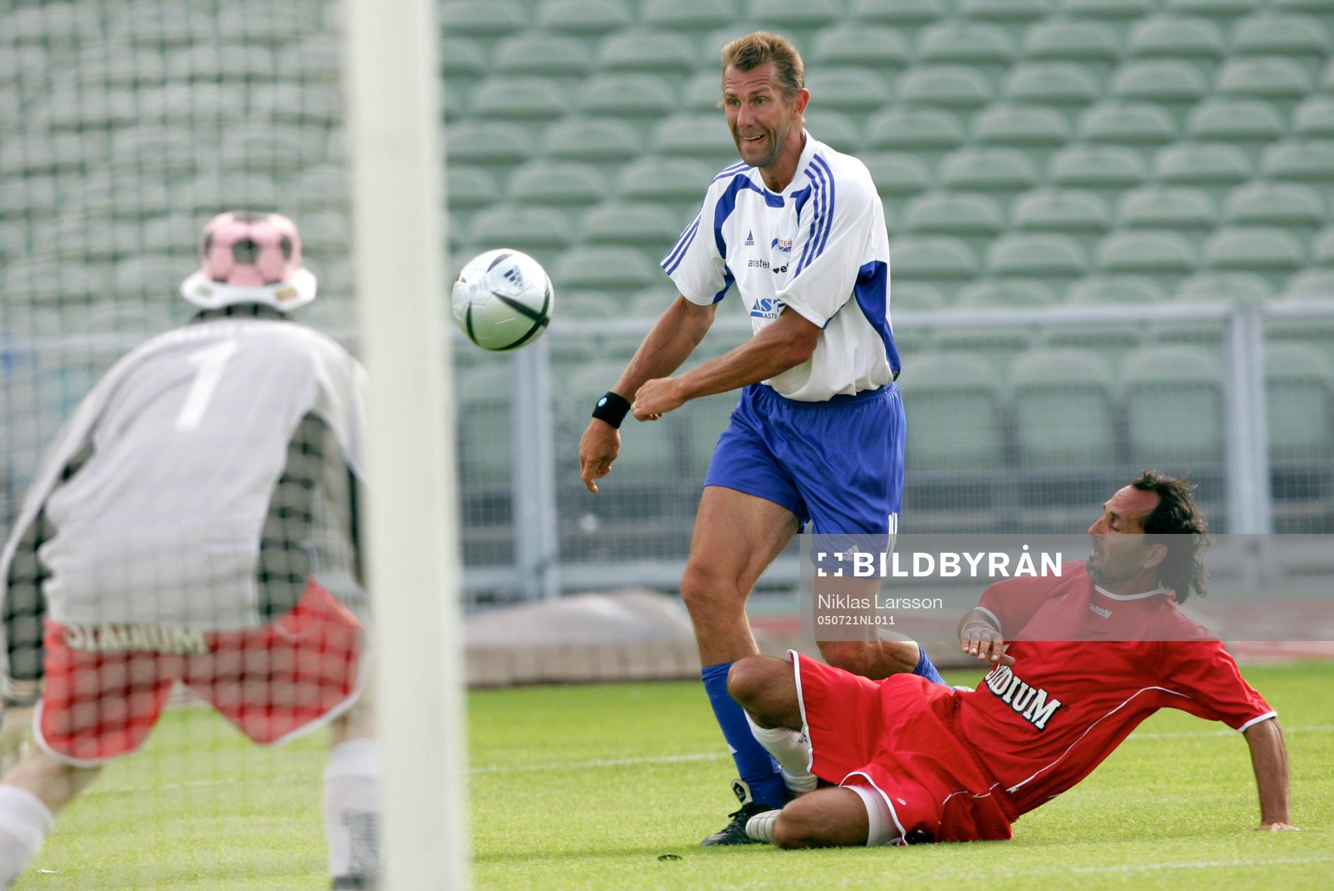 Fotboll, Artister fˆr livet-Team Gothia: Handbollsspelaren Magnus Wislander skjuter.