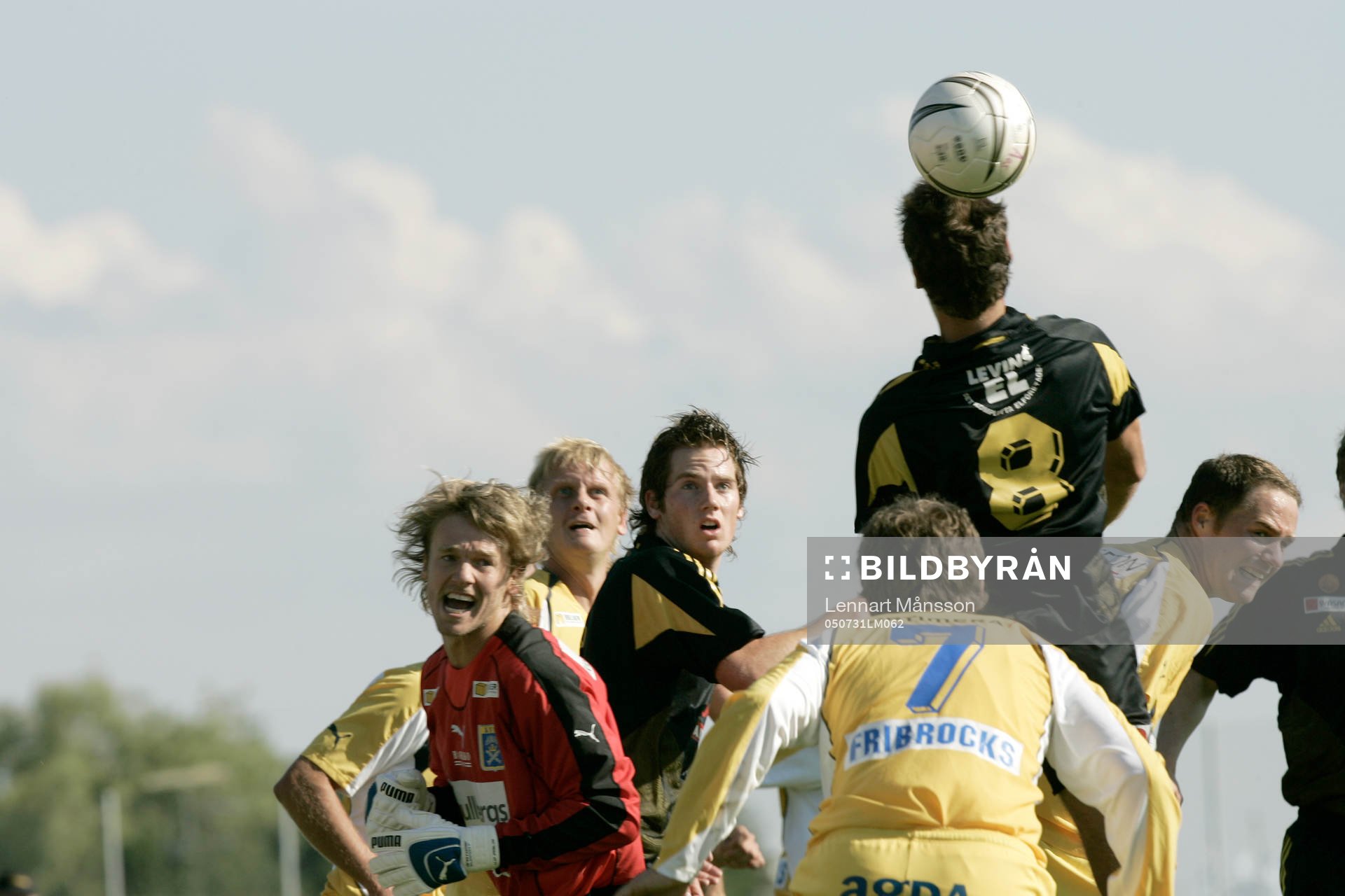  Henrik Edfors ytterst nära nicka bollen förbi målvakten Roger Christensson. Ulrik Jansson och Johan Persson agerar åskådare.