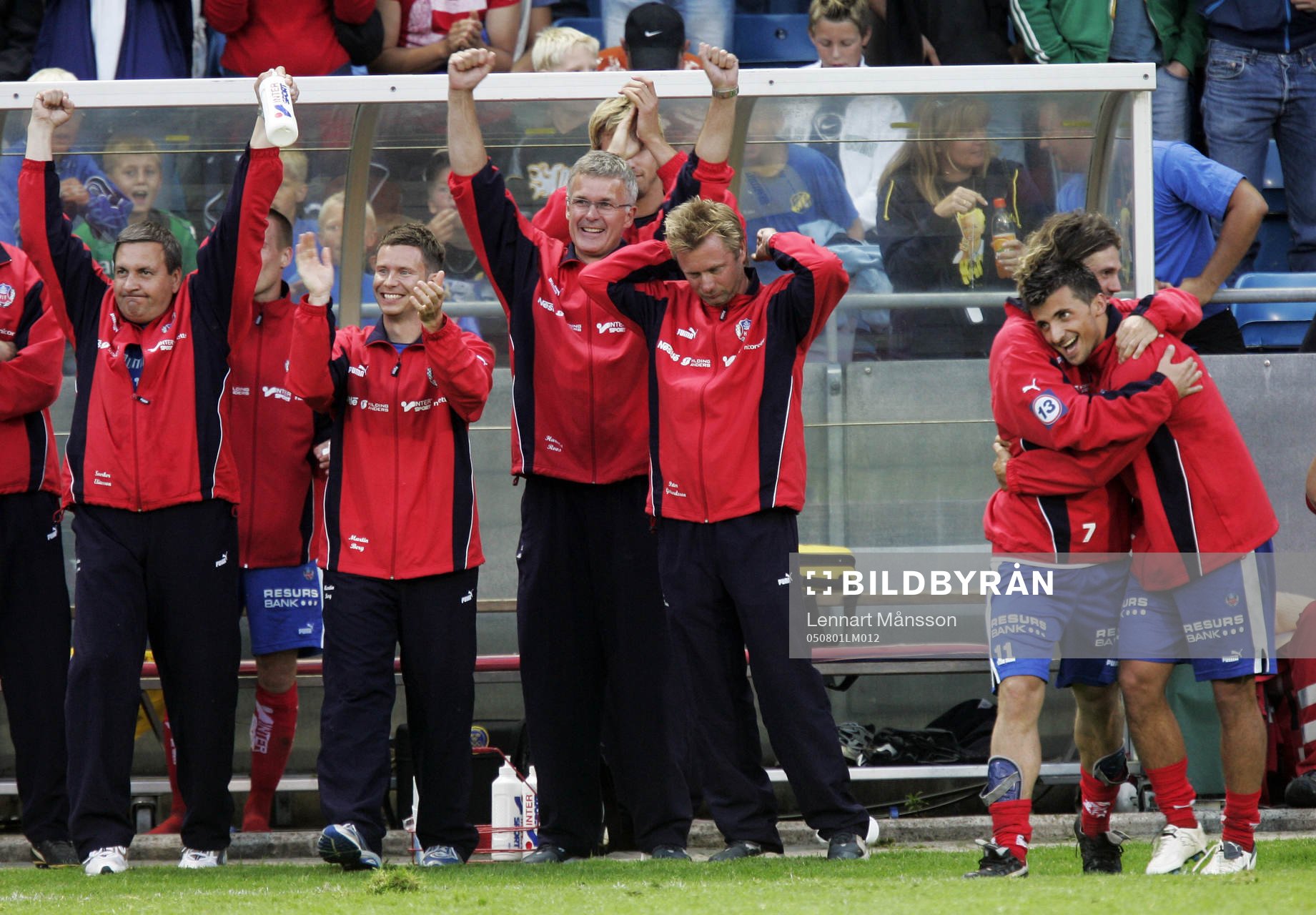   Slutsignal, hela HIF-bänken jublar, längst till höger 1-0 skytten Eldin Karisik, som kramas av Peter Graulund.