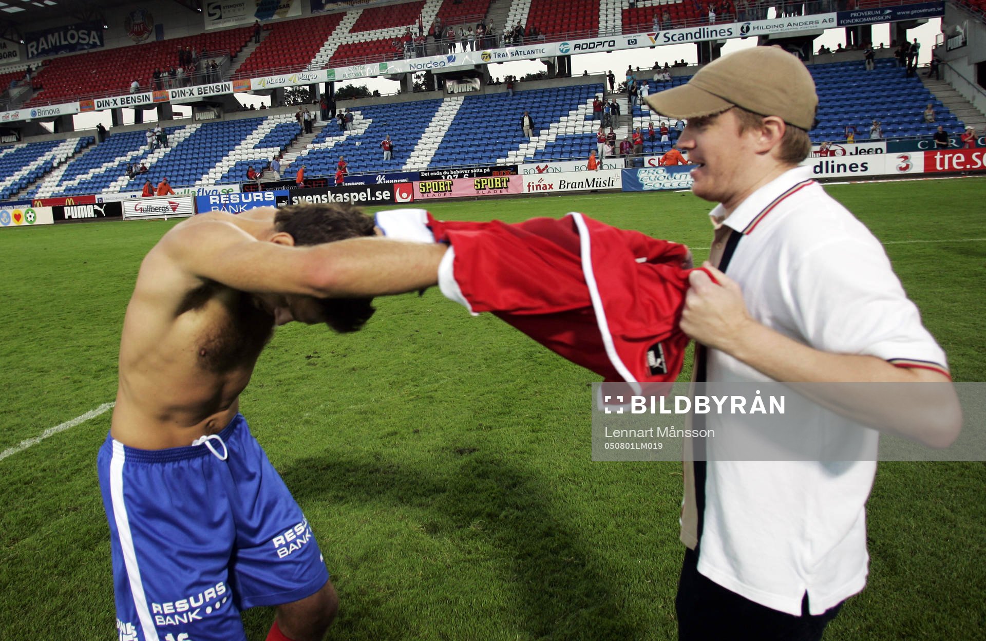 Hemvändaren Andreas Jakobsson tar emot folkets jubel, blev