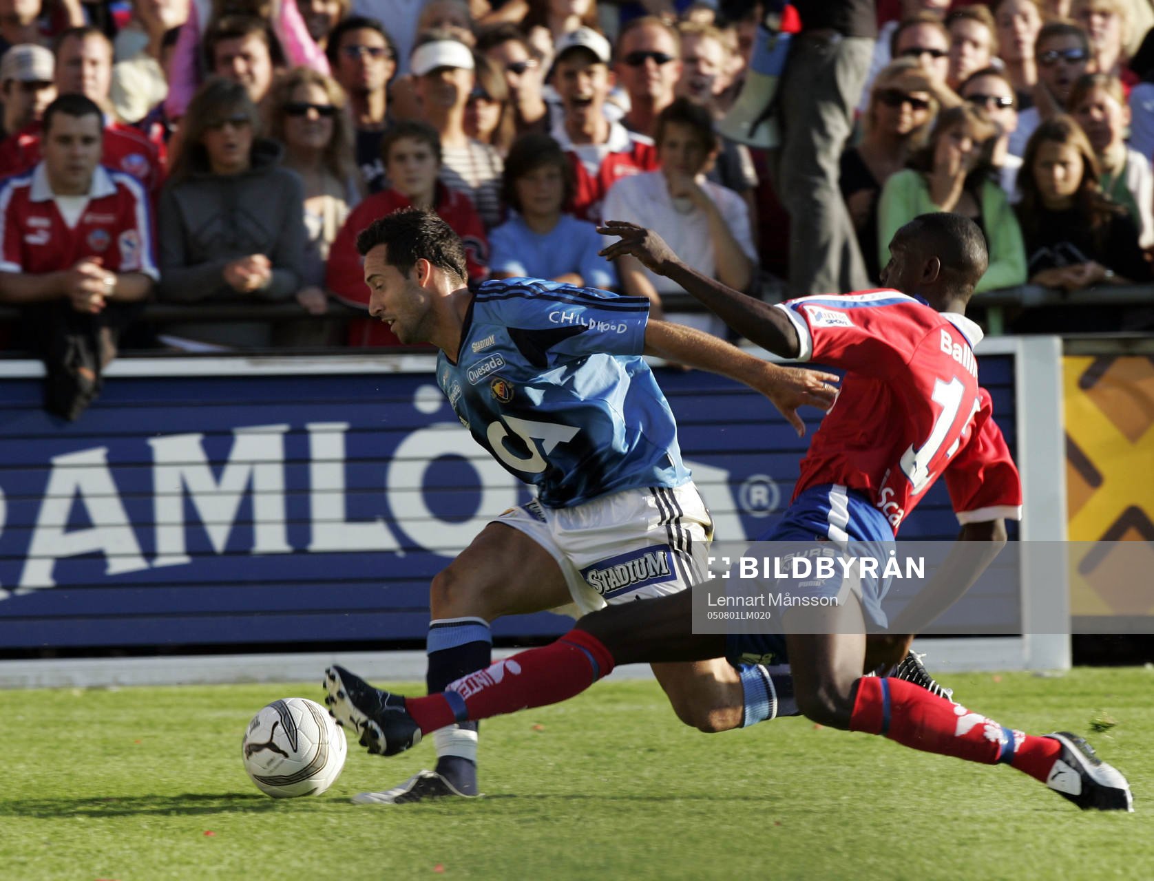 Olivier Karekezi tacklar Matias Concha