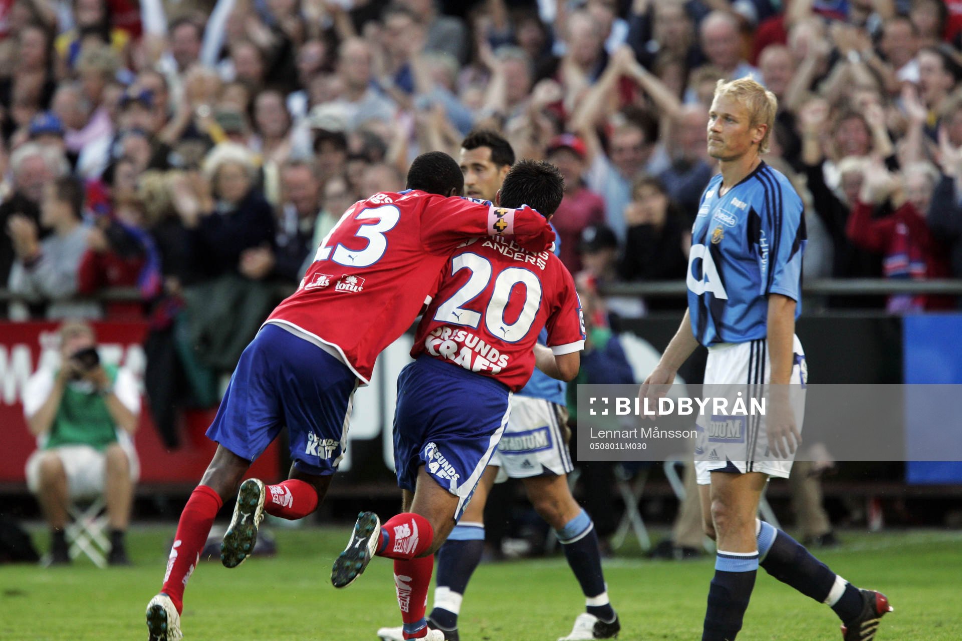 1-0, Eldin Karisik, som grattas av Atiba Hutchinson, medan