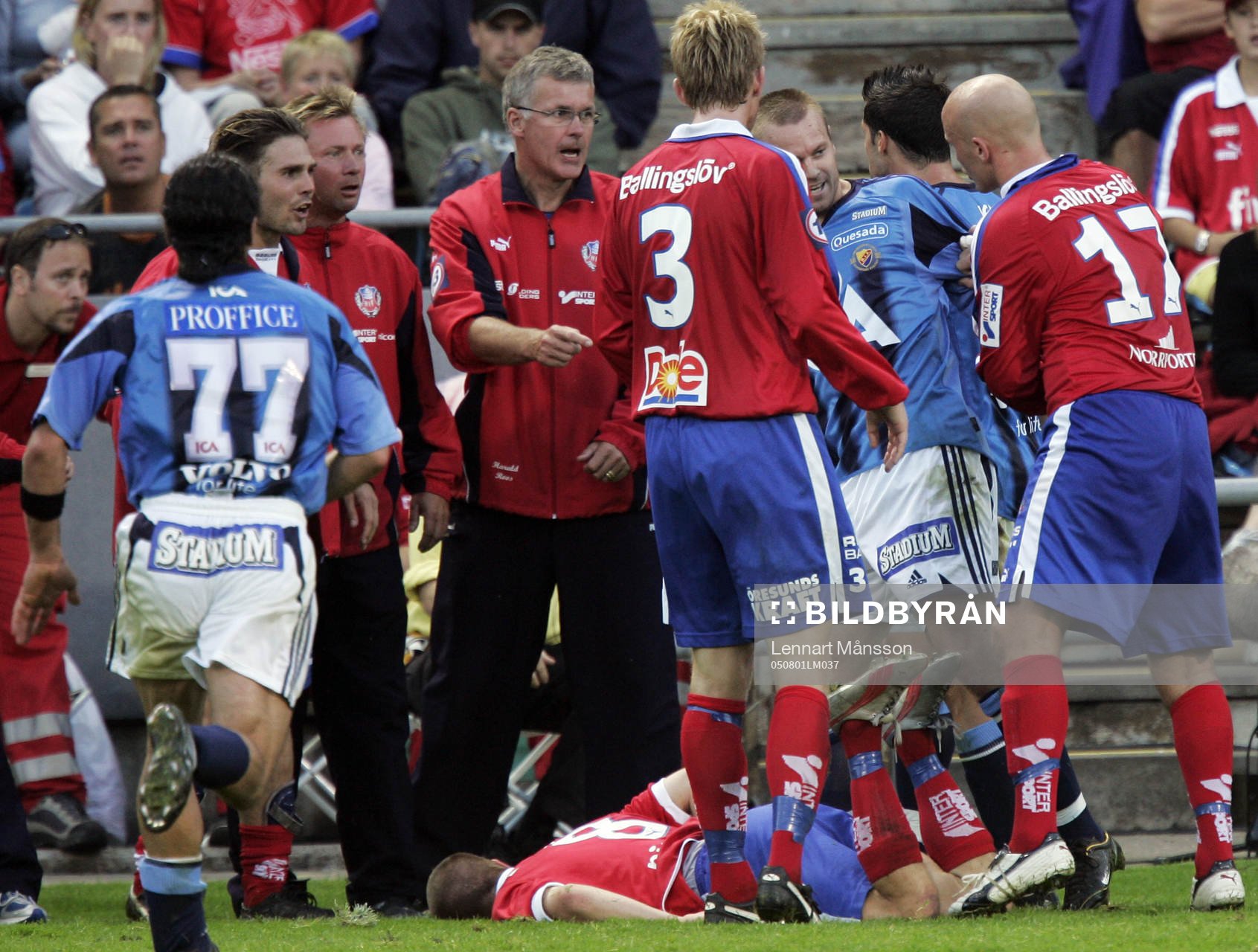   Mattias Jonson har sparkat ner en HIF-are och det blir hårda tag.
© Bildbyrån  - 61961