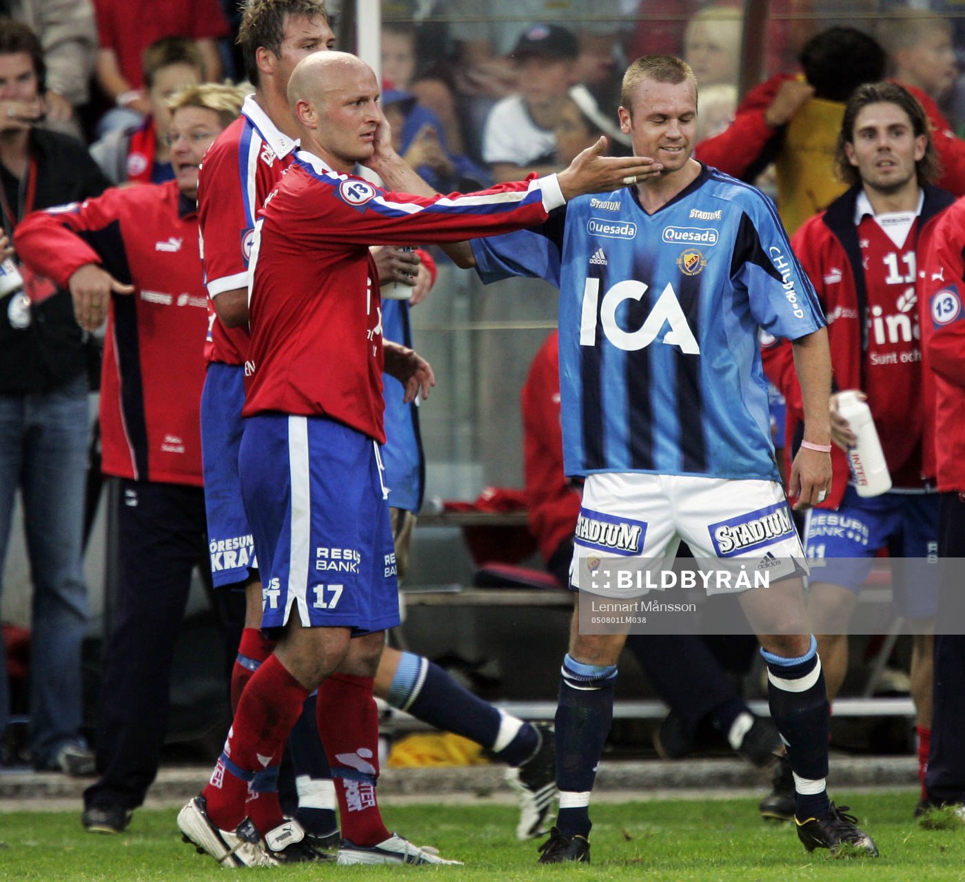   Mattias Jonson har sparkat ner en HIF-are och det blir hårda tag.
© Bildbyrån  - 61961