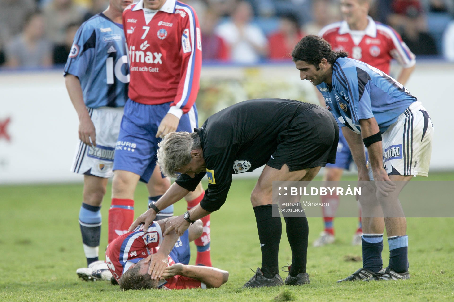 Domare Peter Fröjdfeldt tittar till skadad spelare, Abgar