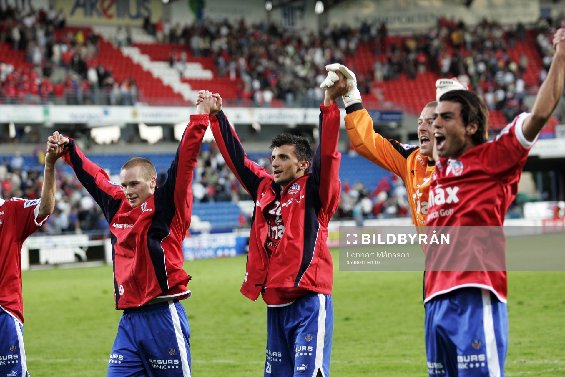   HIF tar emot folkets jubel. Målskytten Eldin Karisik i mitten.
