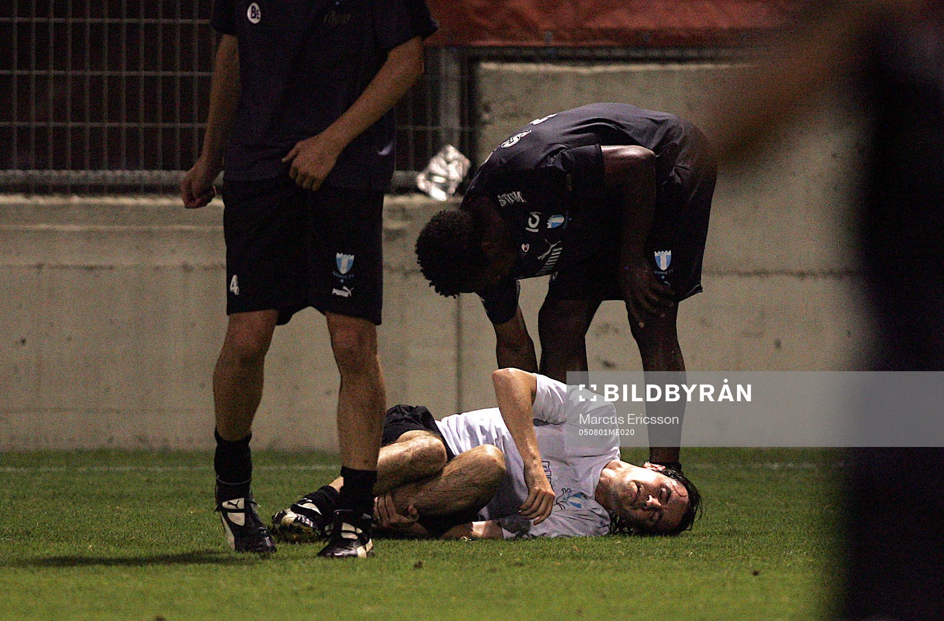 Träning Yksel Osmanovski tas hårt i en närkamp med