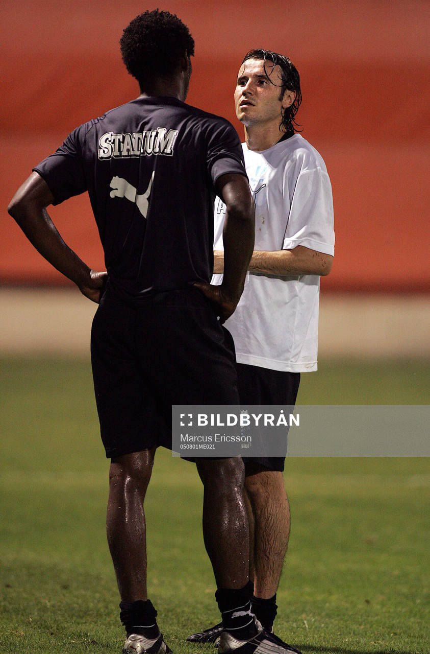 Träning Yksel Osmanovski diskuterar med Samuel Barlay