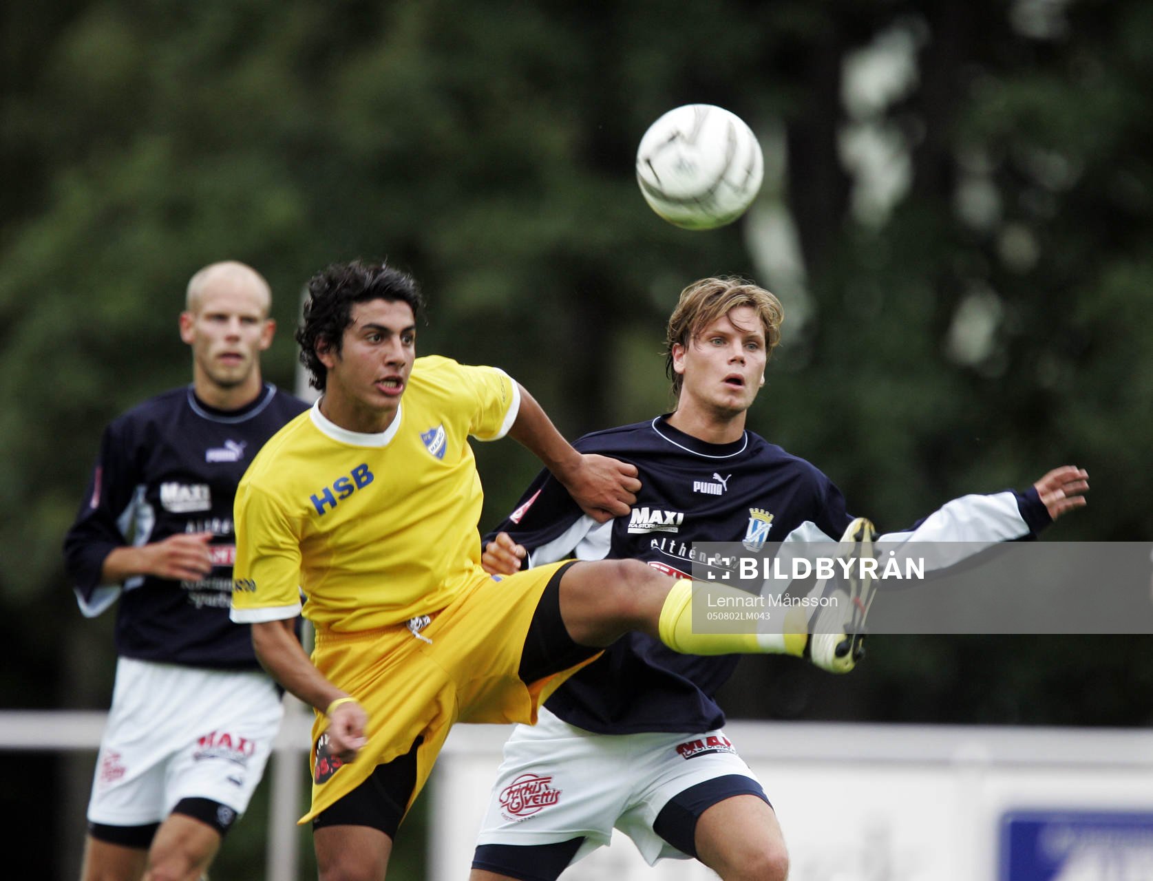 En av de unga IFK:arna benet före Emil Nilsson