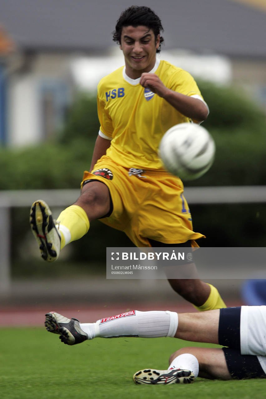 En ung IFK-are flyger över ett Kristianstads-ben