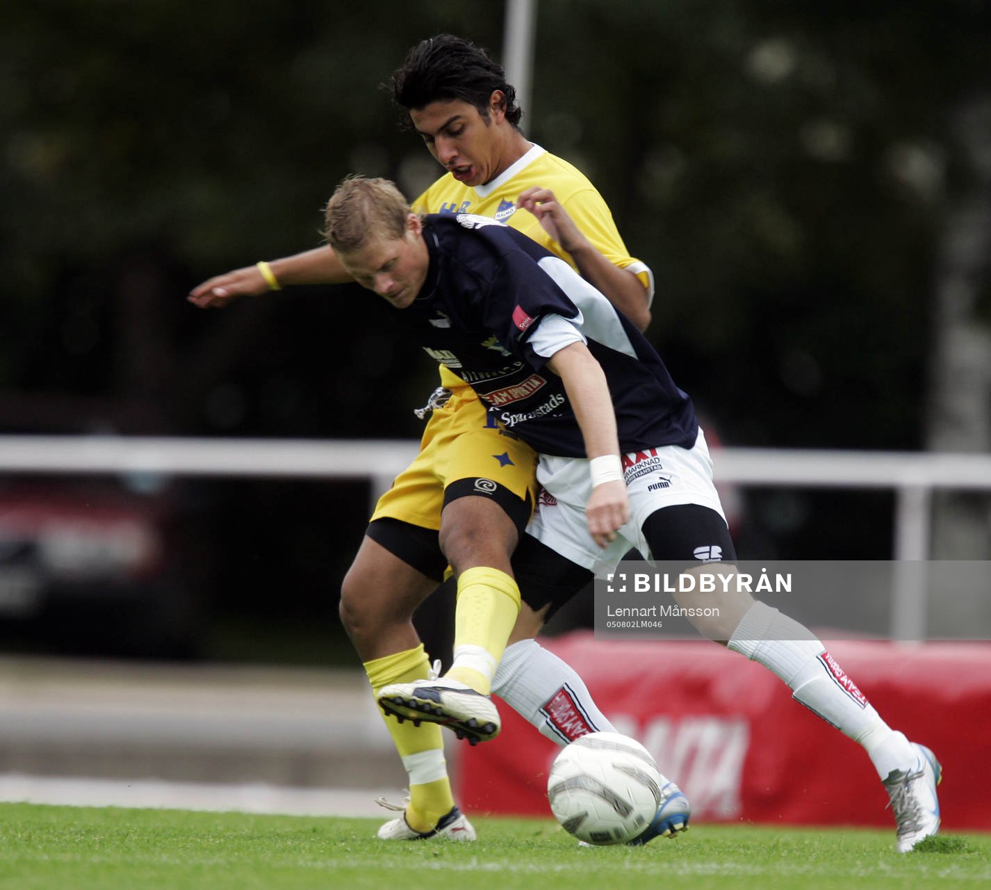 Niklas Moberg trycker bort en ung IFK-are